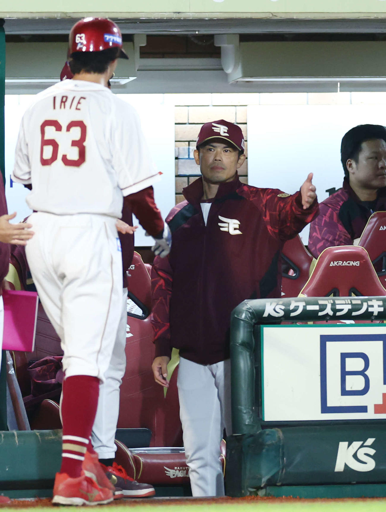 楽天対西武　7回裏楽天無死満塁、村林の中犠飛で生還する入江を迎える今江監督（撮影・河田真司）