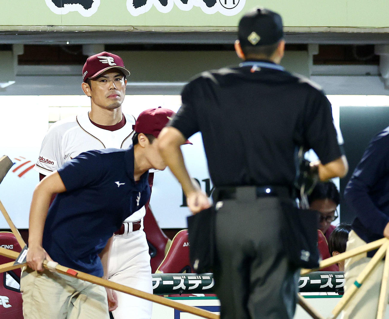 楽天対西武　9回裏を終え延長戦に入り、選手交代を告げる今江監督（撮影・河田真司）