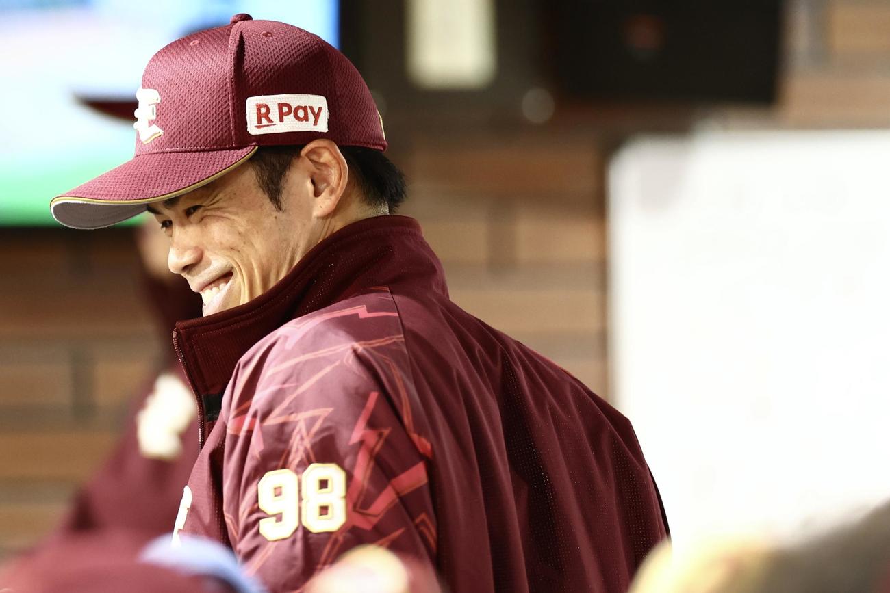 楽天対西武　開始前、笑顔を見せる今江監督（撮影・河田真司）