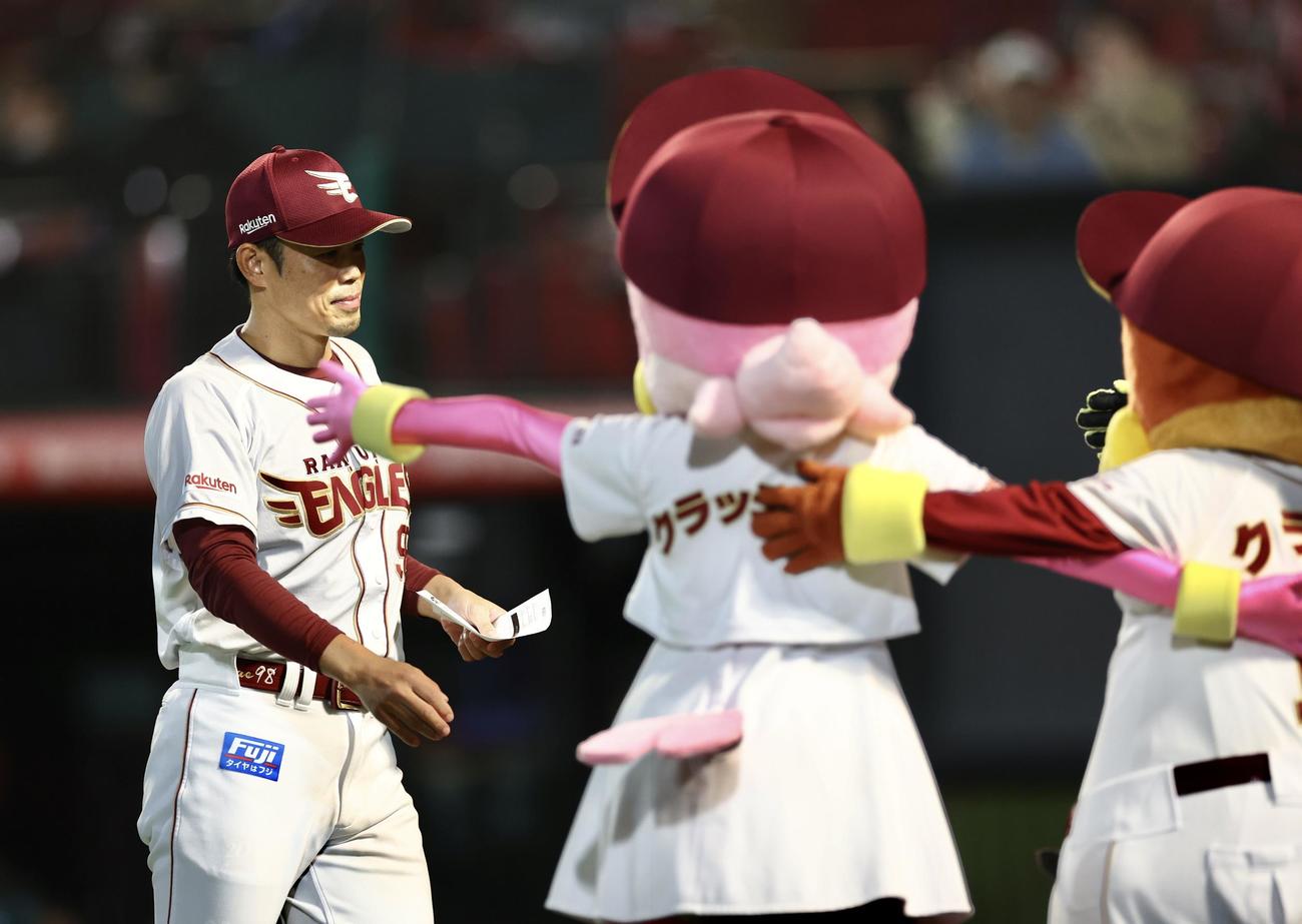 楽天対西武　開始前、メンバー表交換を終える今江監督（撮影・河田真司）