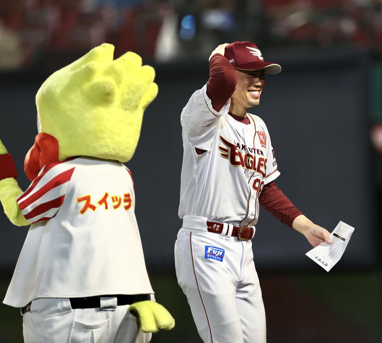 楽天対西武　開始前、メンバー表交換を終える今江監督（撮影・河田真司）