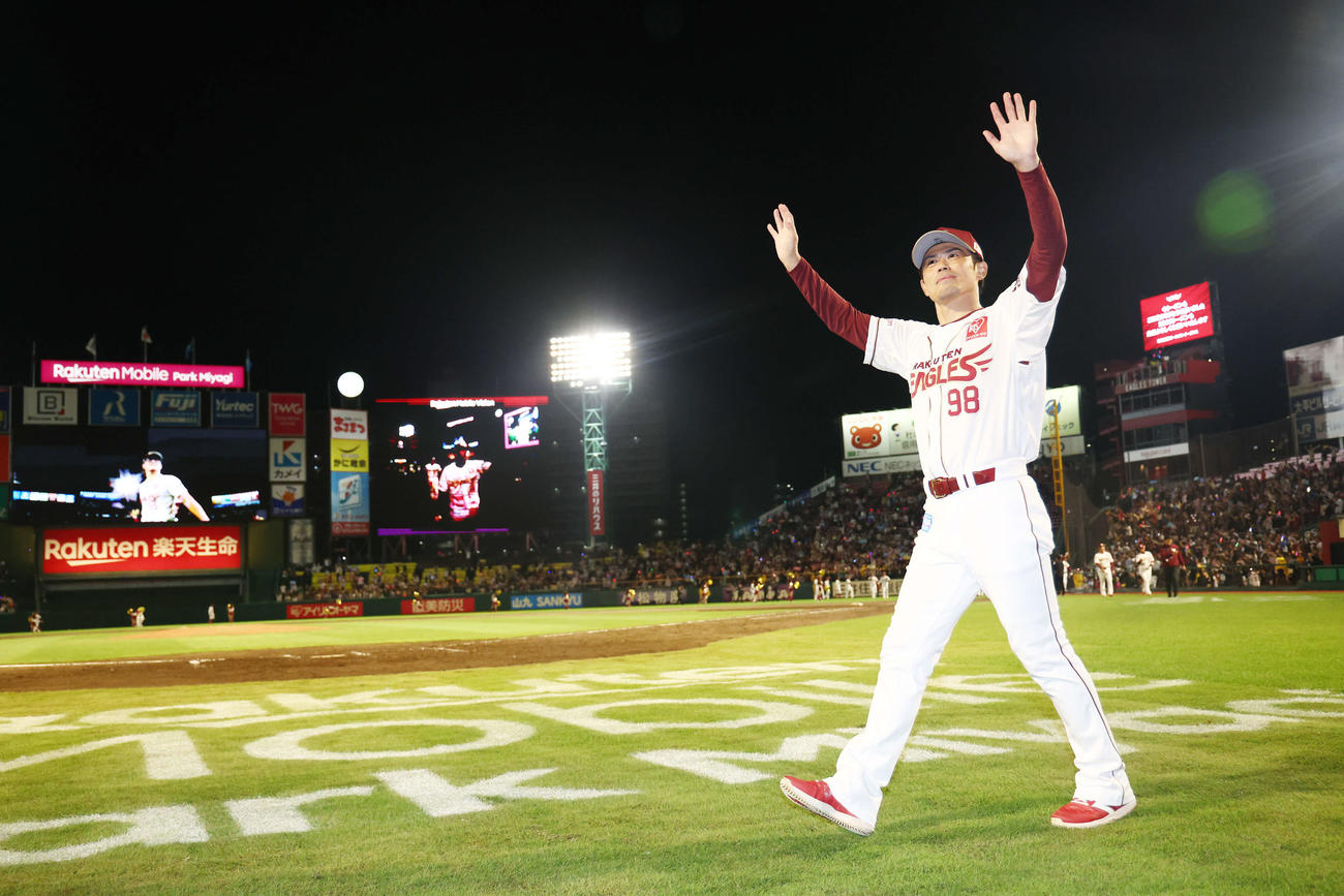 楽天対西武　試合後セレモニーでのあいさつを終え、場内1周する楽天今江監督（撮影・河田真司）