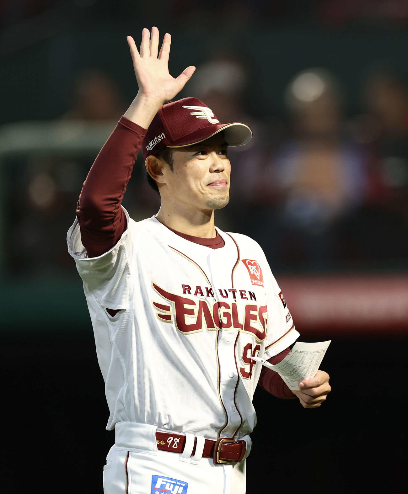 楽天対西武　開始前、観客席に手を振る今江監督（撮影・河田真司）