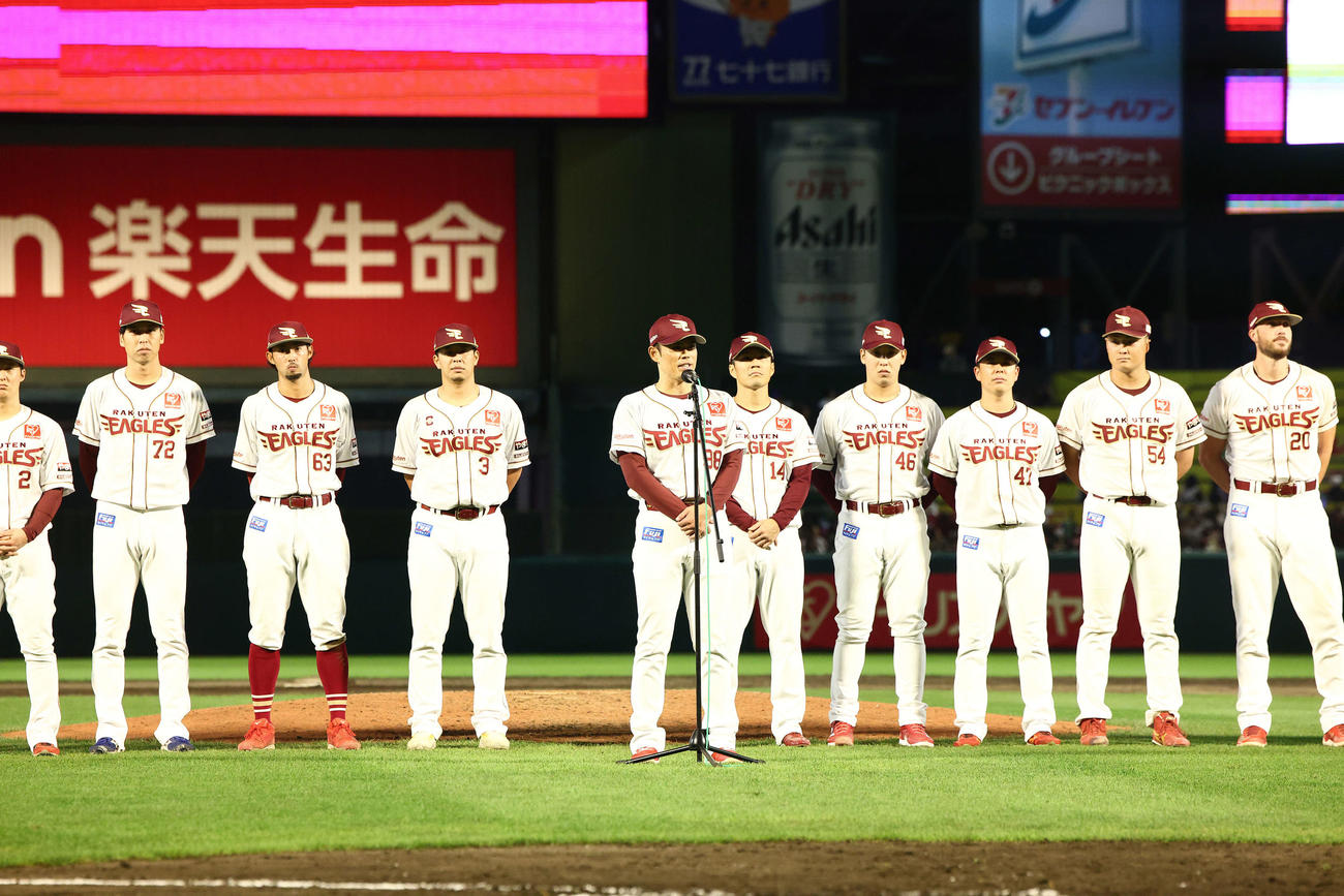 楽天対西武　試合後セレモニーであいさつする楽天今江監督（中央）（撮影・河田真司）