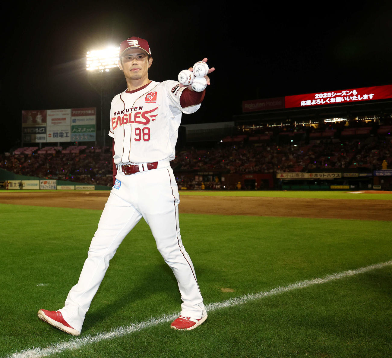 楽天対西武　試合後セレモニーでのあいさつを終え、場内一周する楽天今江監督（撮影・河田真司）
