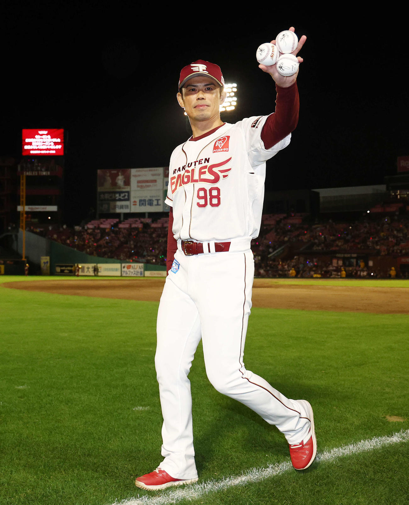 楽天対西武　試合後セレモニーでのあいさつを終え、場内一周する楽天今江監督（撮影・河田真司）