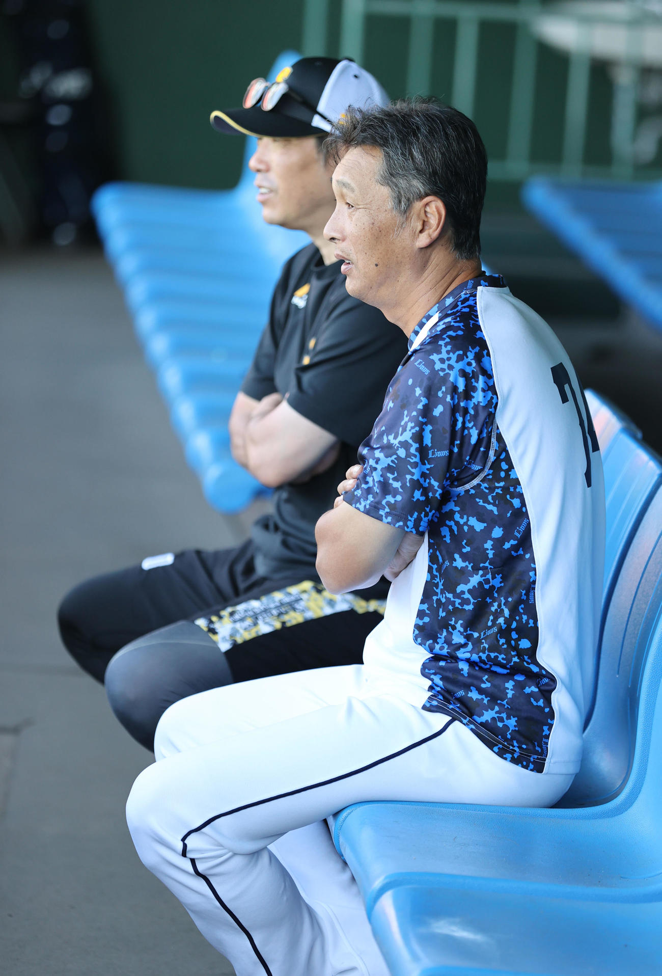 西口新監督（手前）と話をする小久保監督（撮影・梅根麻紀）