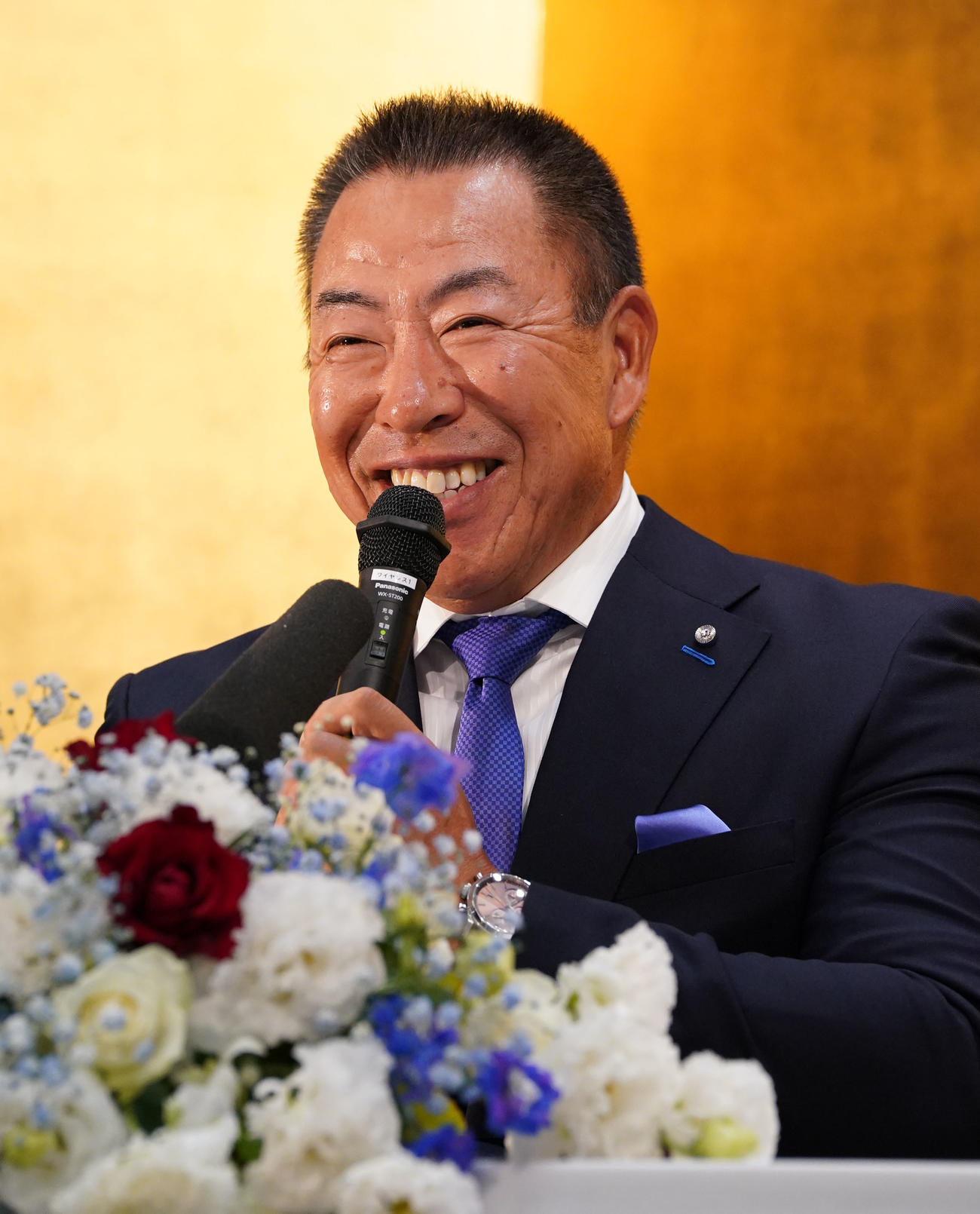1軍監督就任を受諾し会見中、明るい表情を見せる井上監督（撮影・森本幸一）