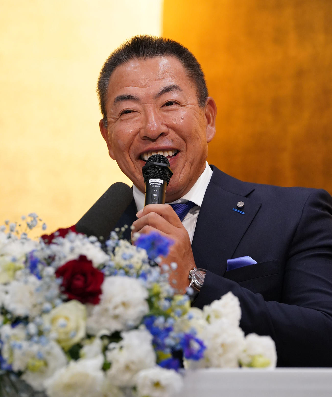 1軍監督就任を受諾し会見中、明るい表情を見せる井上監督（撮影・森本幸一）