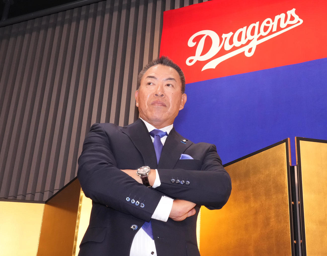 1軍監督就任を受諾し会見後、ポーズを決める井上監督（撮影・森本幸一）