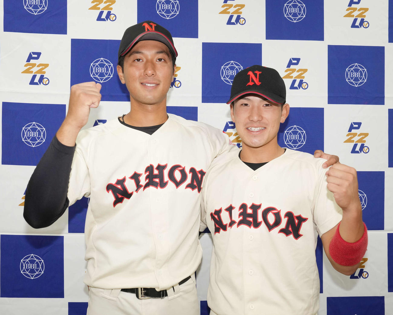 東農大対日大　2安打完投でリーグ通算15勝目を挙げた日大先発の市川（左）と決勝打の米津（撮影・小沢裕）