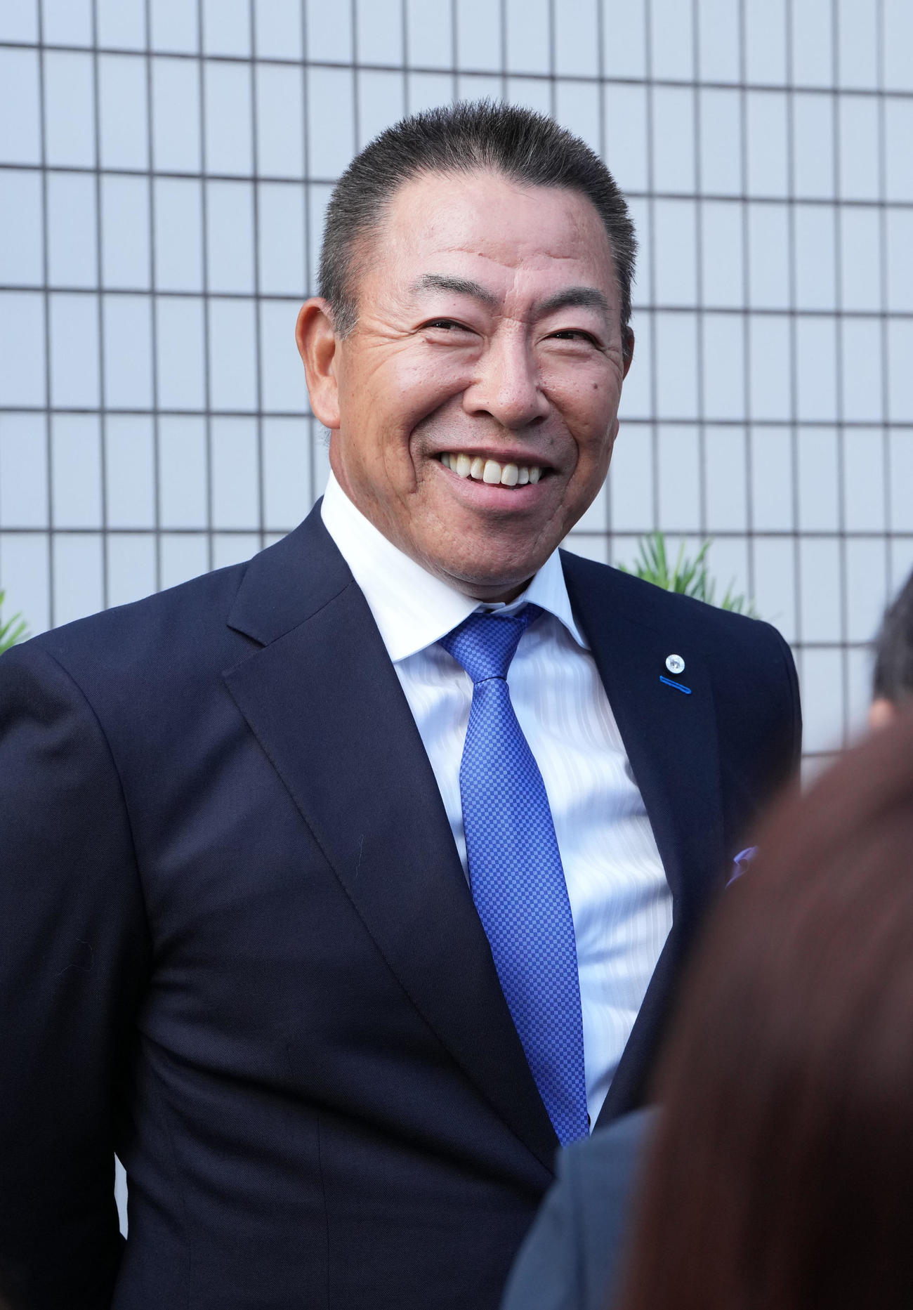 スカウト会議を終え取材に応じる井上監督（撮影・森本幸一）