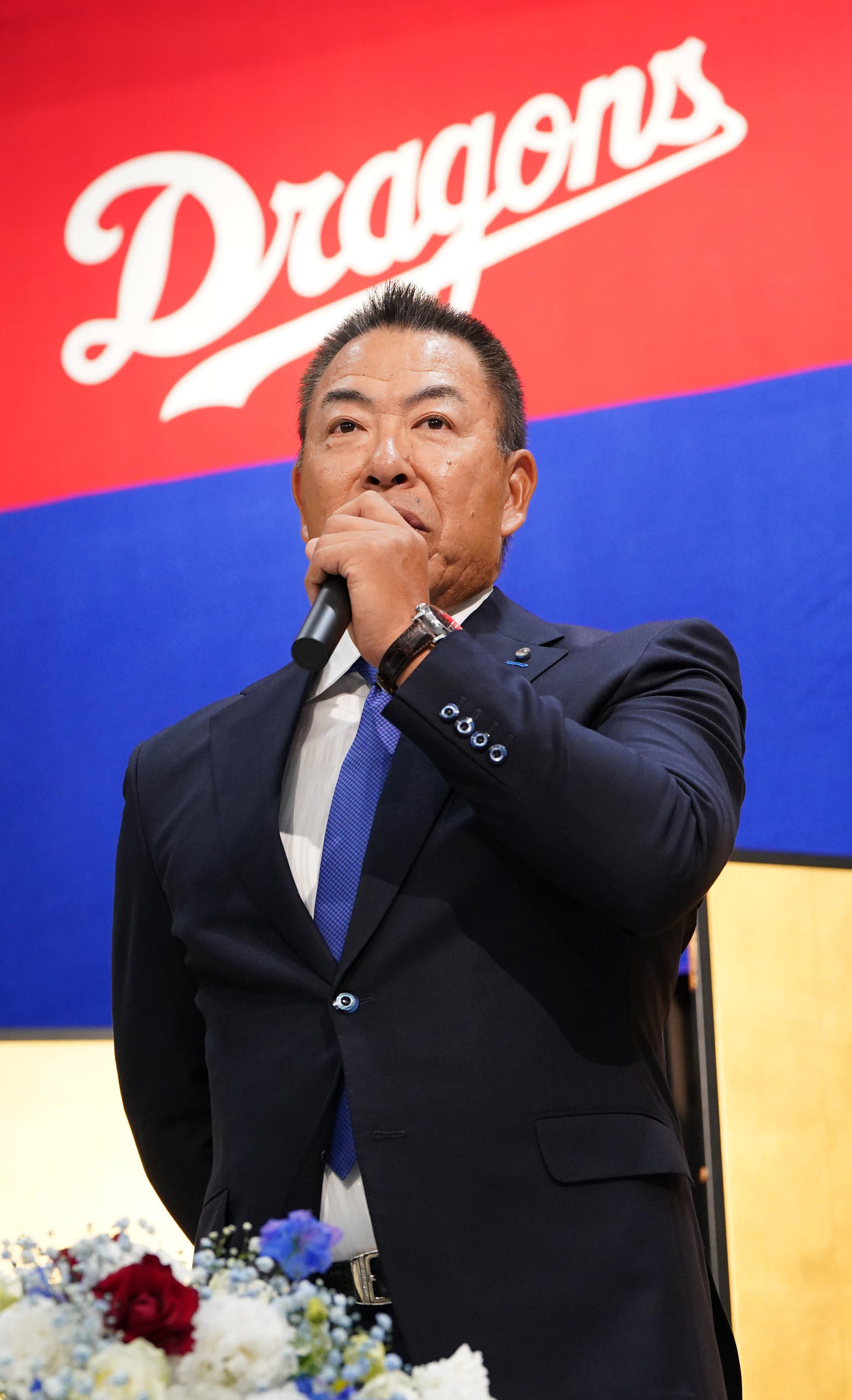 1軍監督就任を受諾し会見する井上一樹監督（撮影・森本幸一）