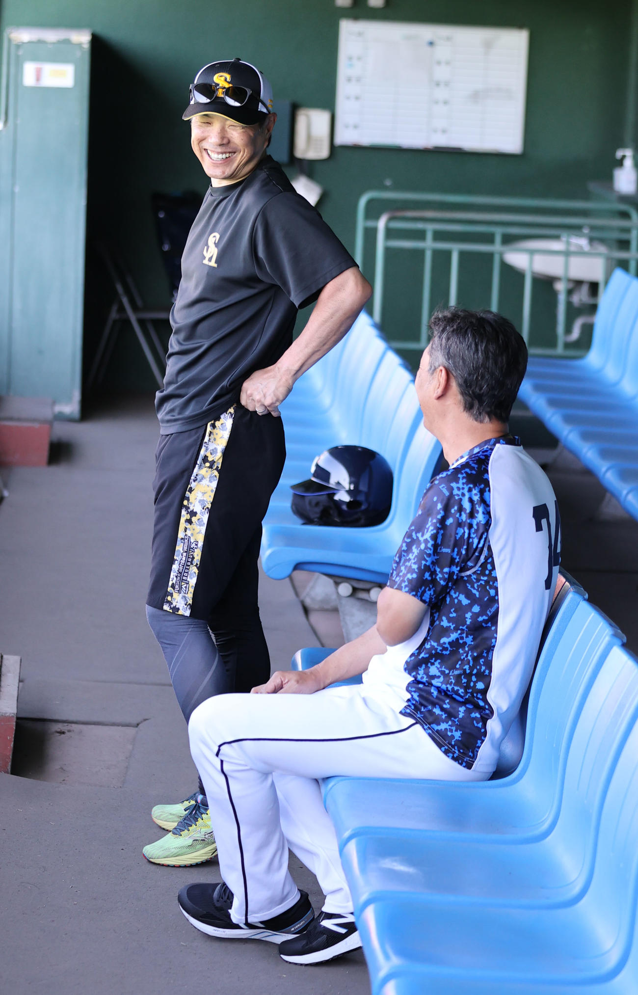 西口新監督（手前）と話をする小久保監督（撮影・梅根麻紀）