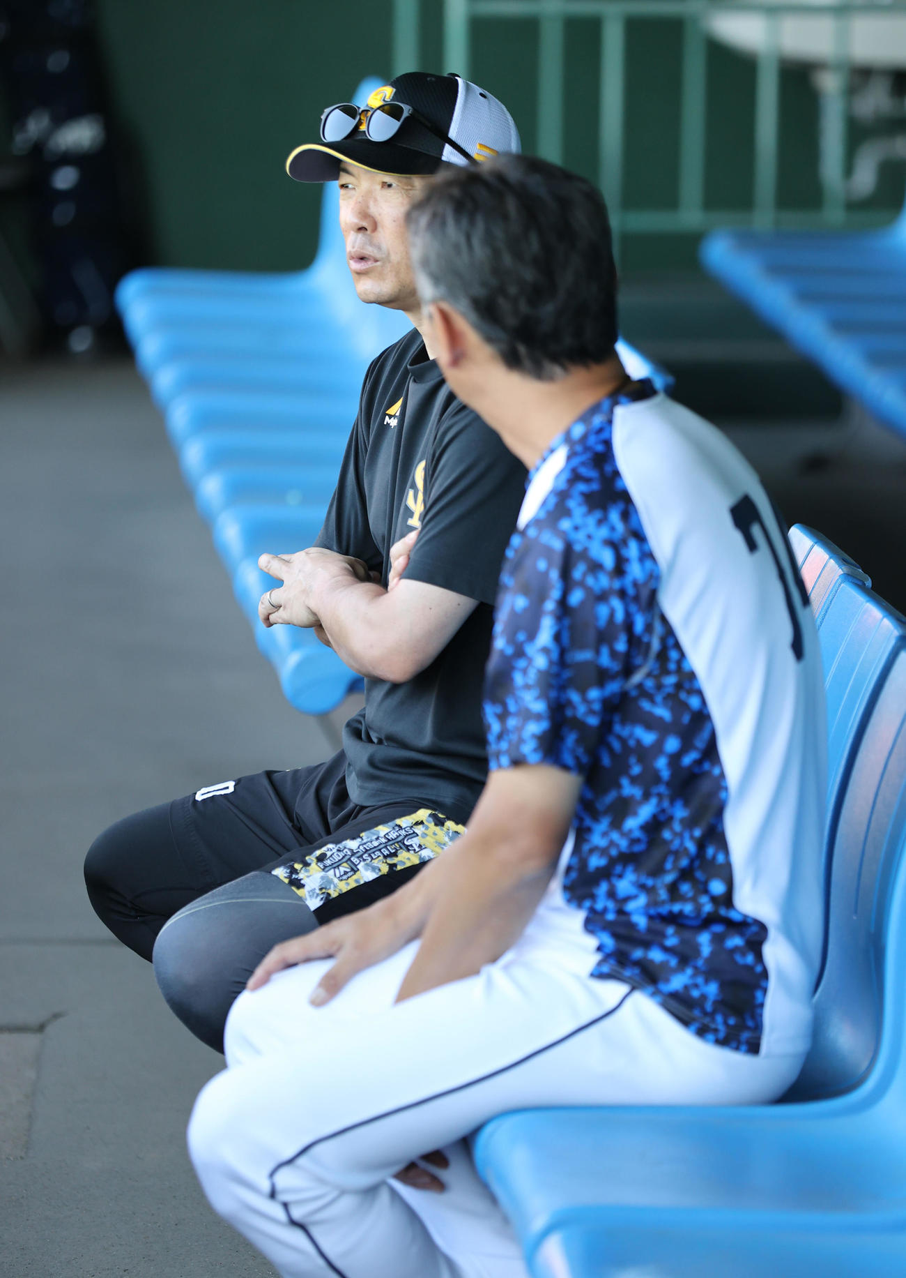 西口新監督（手前）と話をする小久保監督（撮影・梅根麻紀）