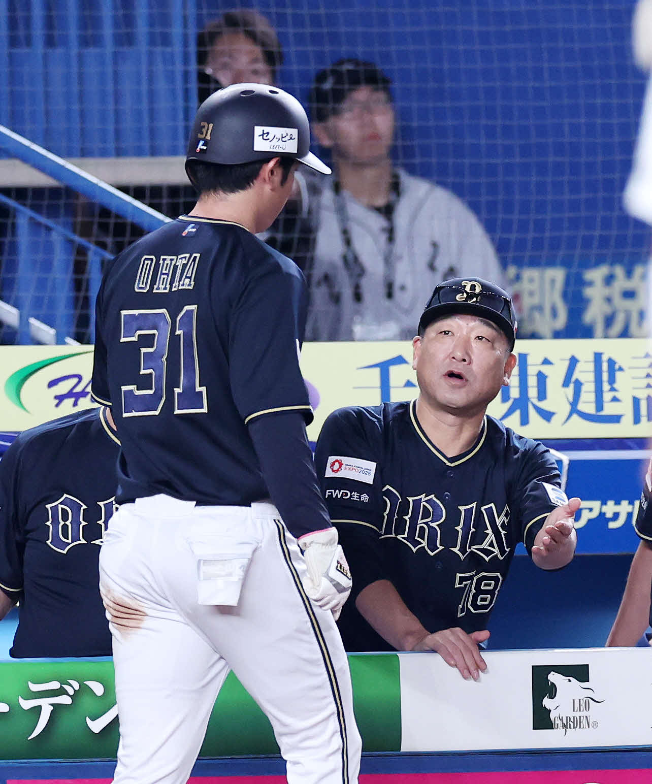 生還した太田（左）をベンチで迎える中嶋監督（2024年9月26日）