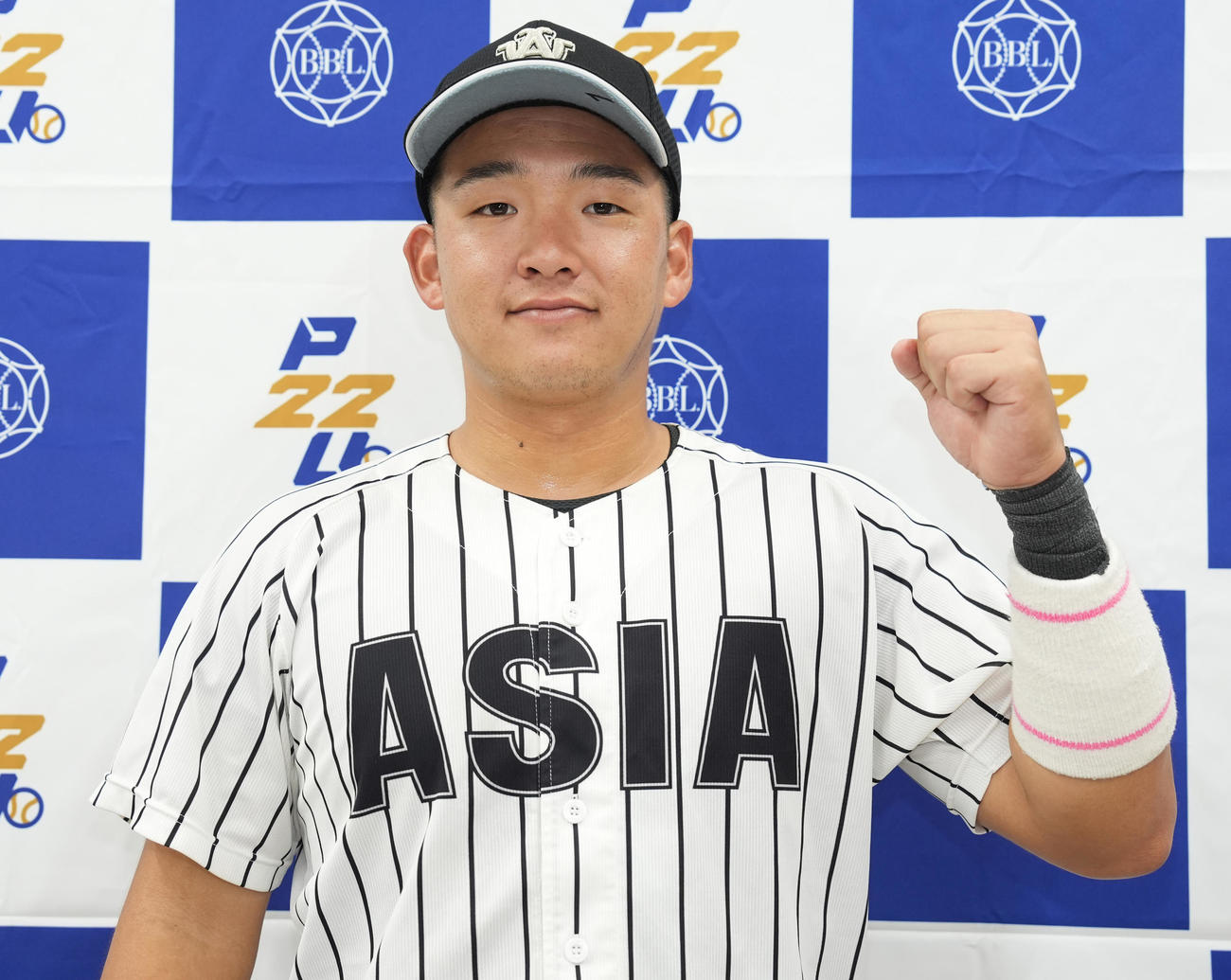 亜大対青学大　試合後、ガッツポーズする亜大・笠松（撮影・鈴木みどり）