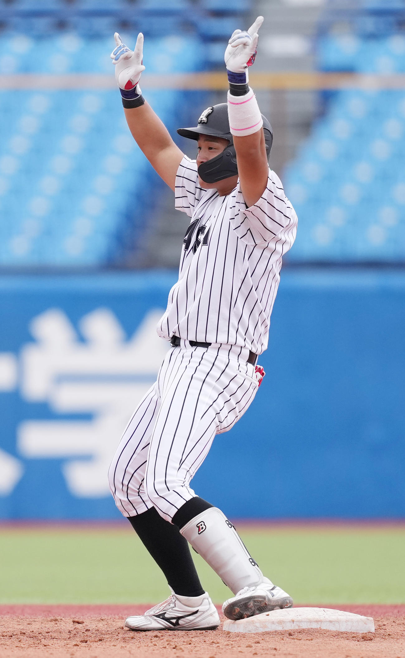 亜大対青学大　7回表亜大2死満塁、走者一掃の右適時二塁打を放ち、喜ぶ笠松（撮影・鈴木みどり）