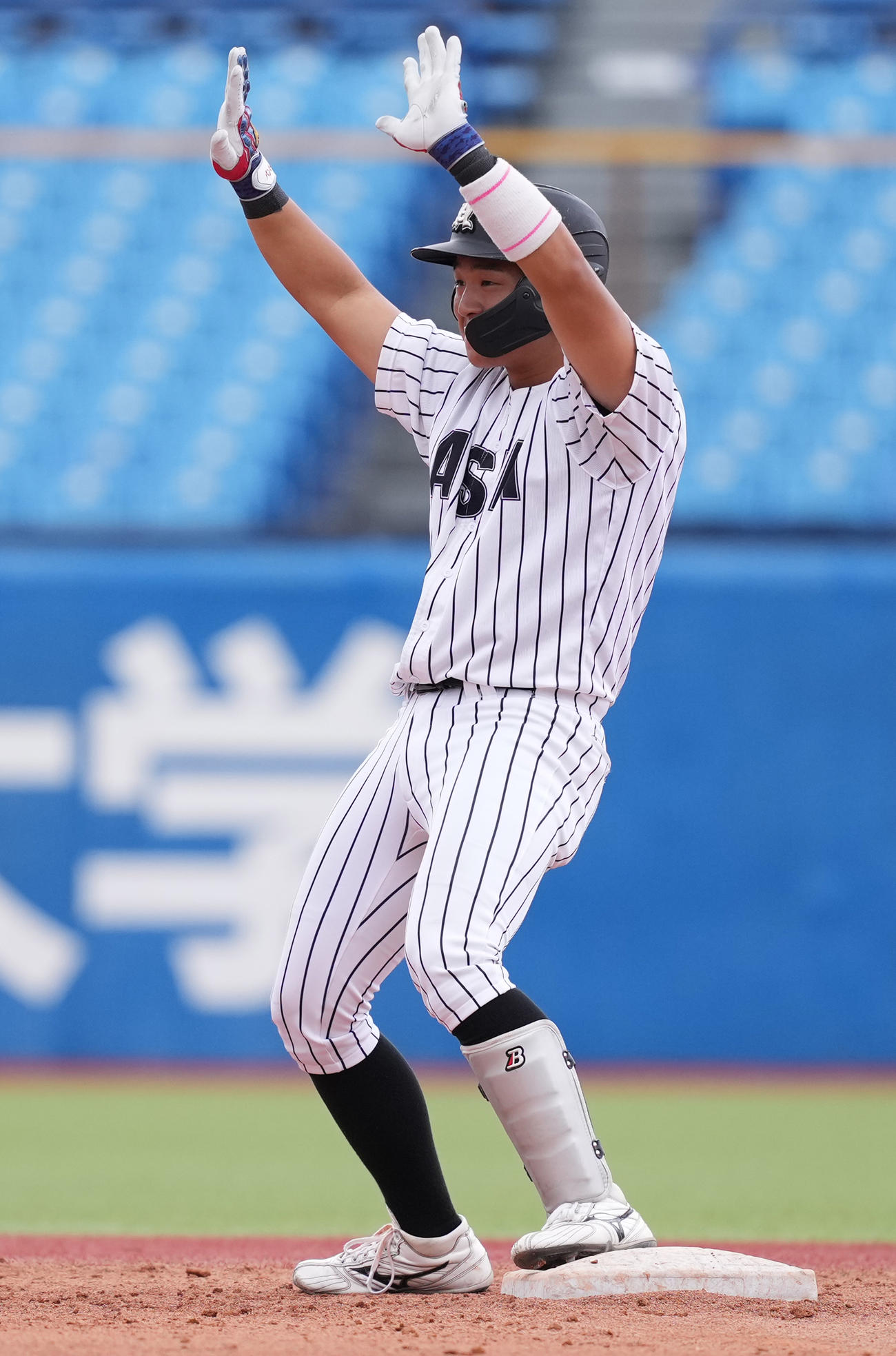 亜大対青学大　7回表亜大2死満塁、走者一掃の右適時二塁打を放ち、喜ぶ笠松（撮影・鈴木みどり）