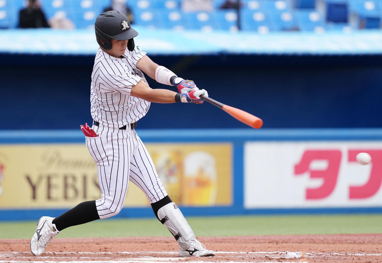 亜大対青学大　1回表亜大2死満塁、先制の適時内野安打を放つ笠松（撮影・鈴木みどり）