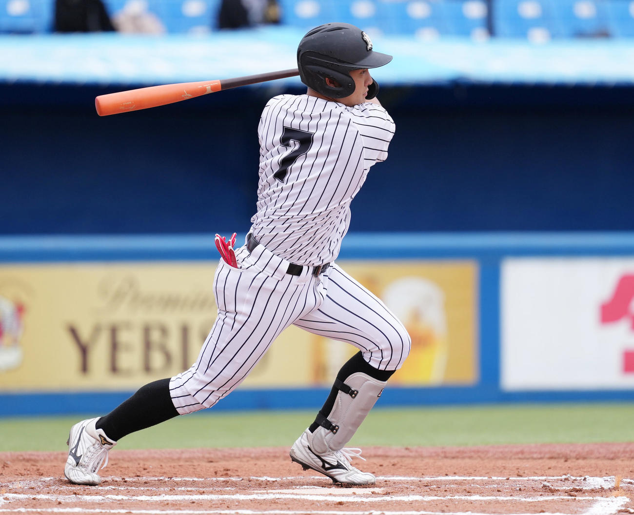 亜大対青学大　1回表亜大2死満塁、先制の適時内野安打を放つ笠松（撮影・鈴木みどり）