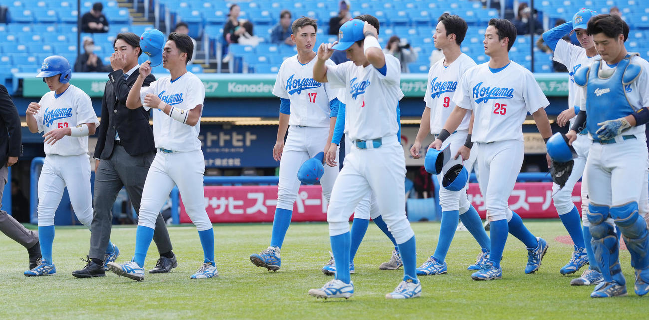 亜大対青学大　試合に敗れ、浮かない表情の青学大ナイン（撮影・鈴木みどり）