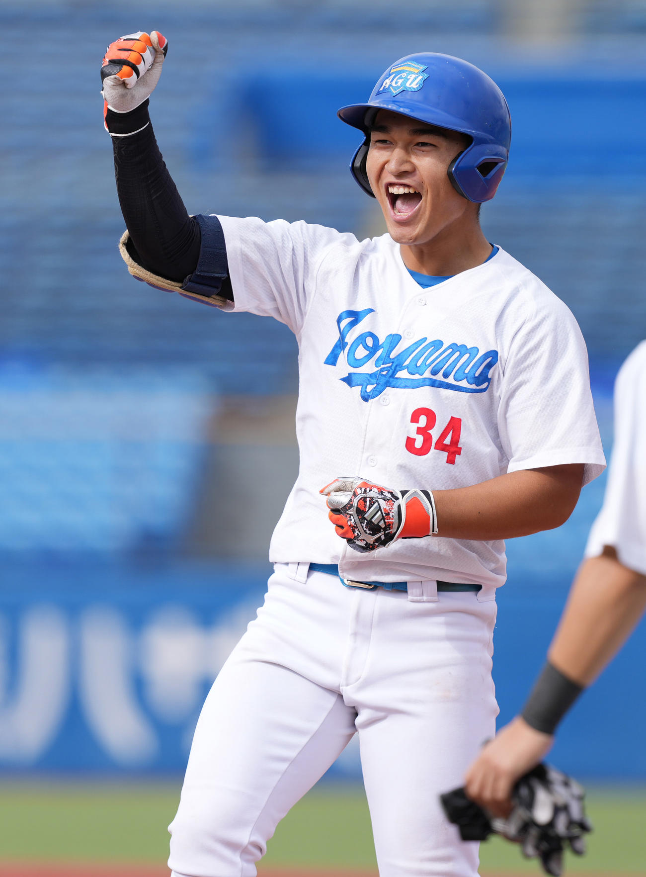 亜大対青学大　6回裏青学大1死二塁、中前適時打を放ち、ガッツポーズする松本（撮影・鈴木みどり）