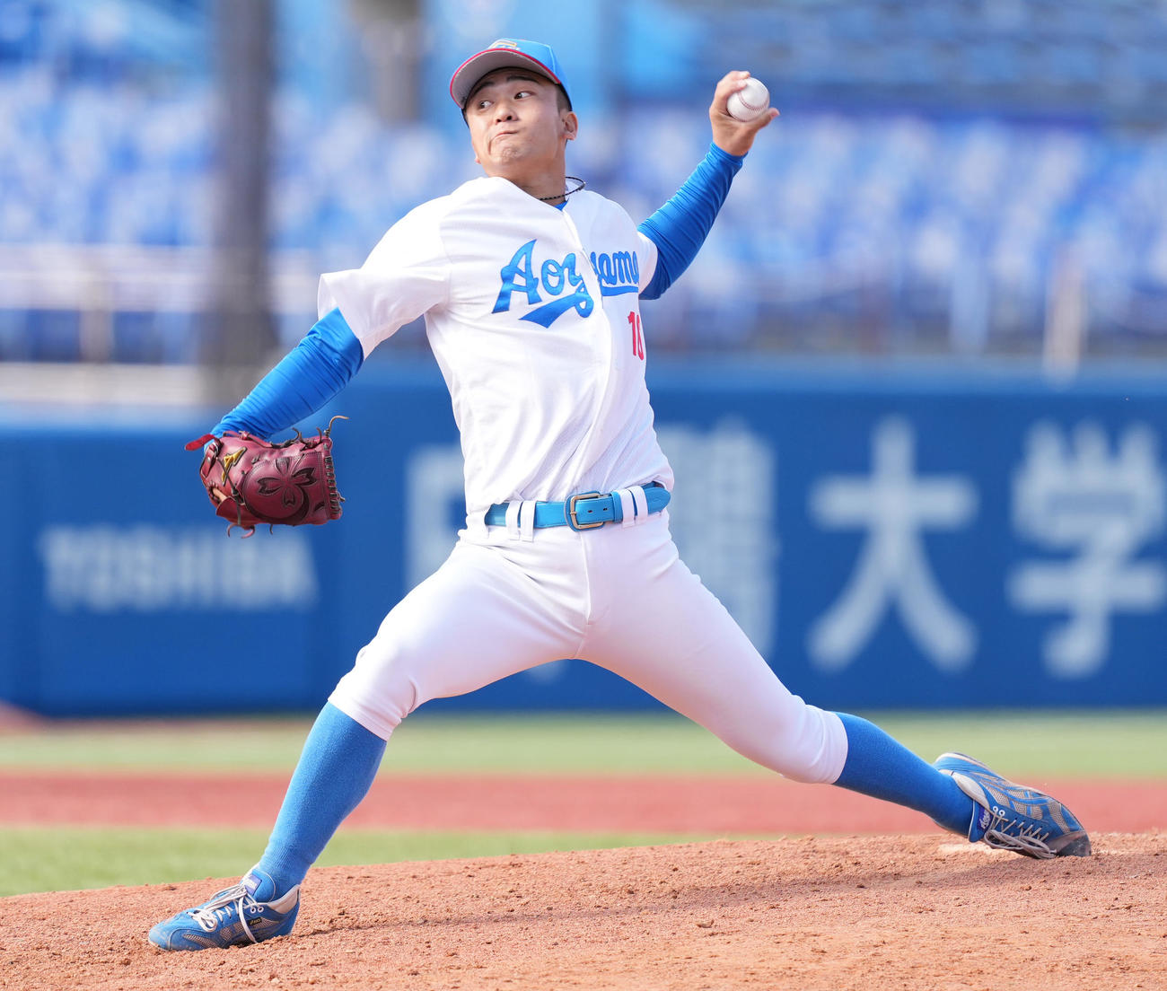 亜大対青学大　5回表途中から2番手で登板した青学大・渡辺（撮影・鈴木みどり）