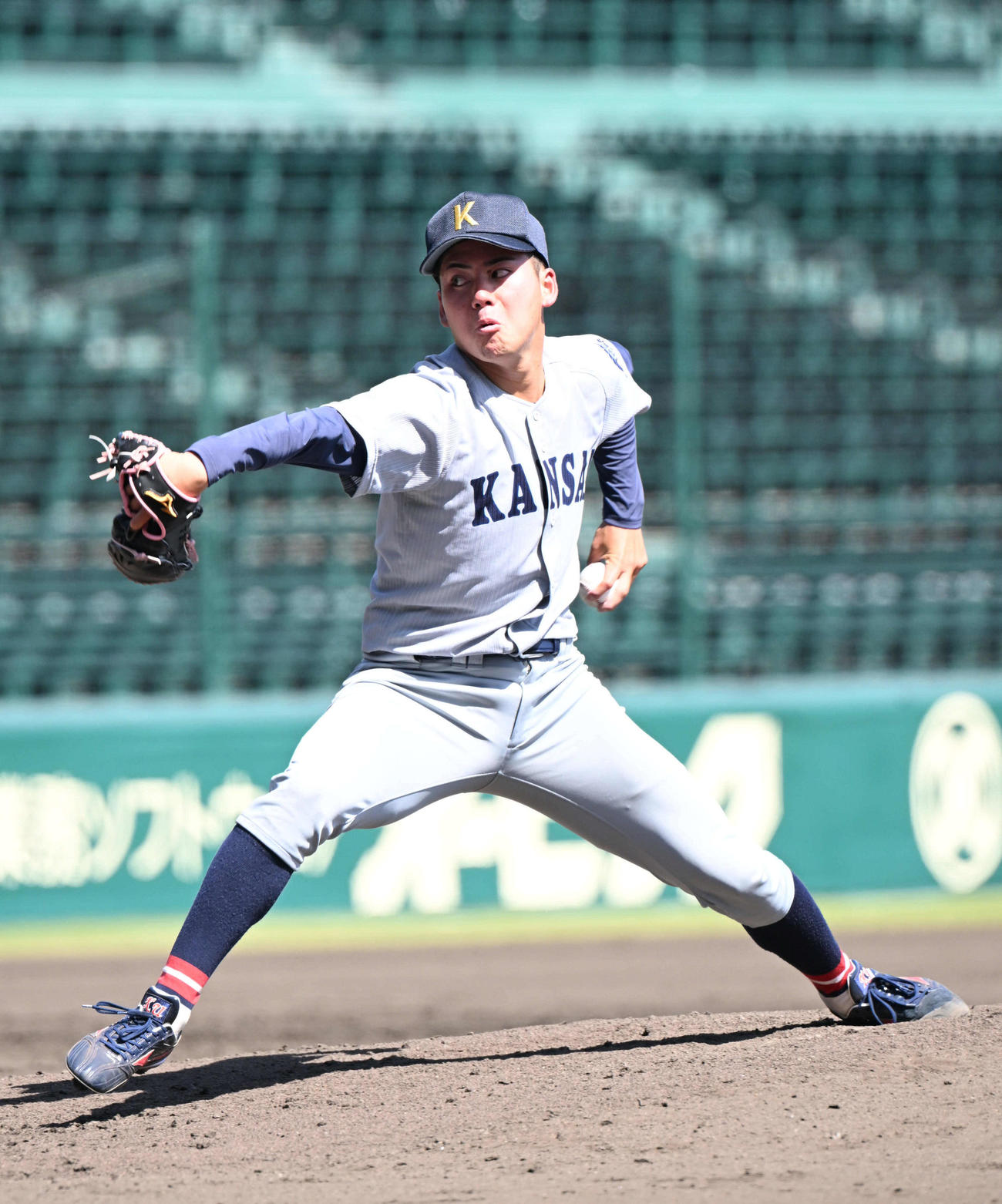 5月、関学大戦で力投する関大・金丸