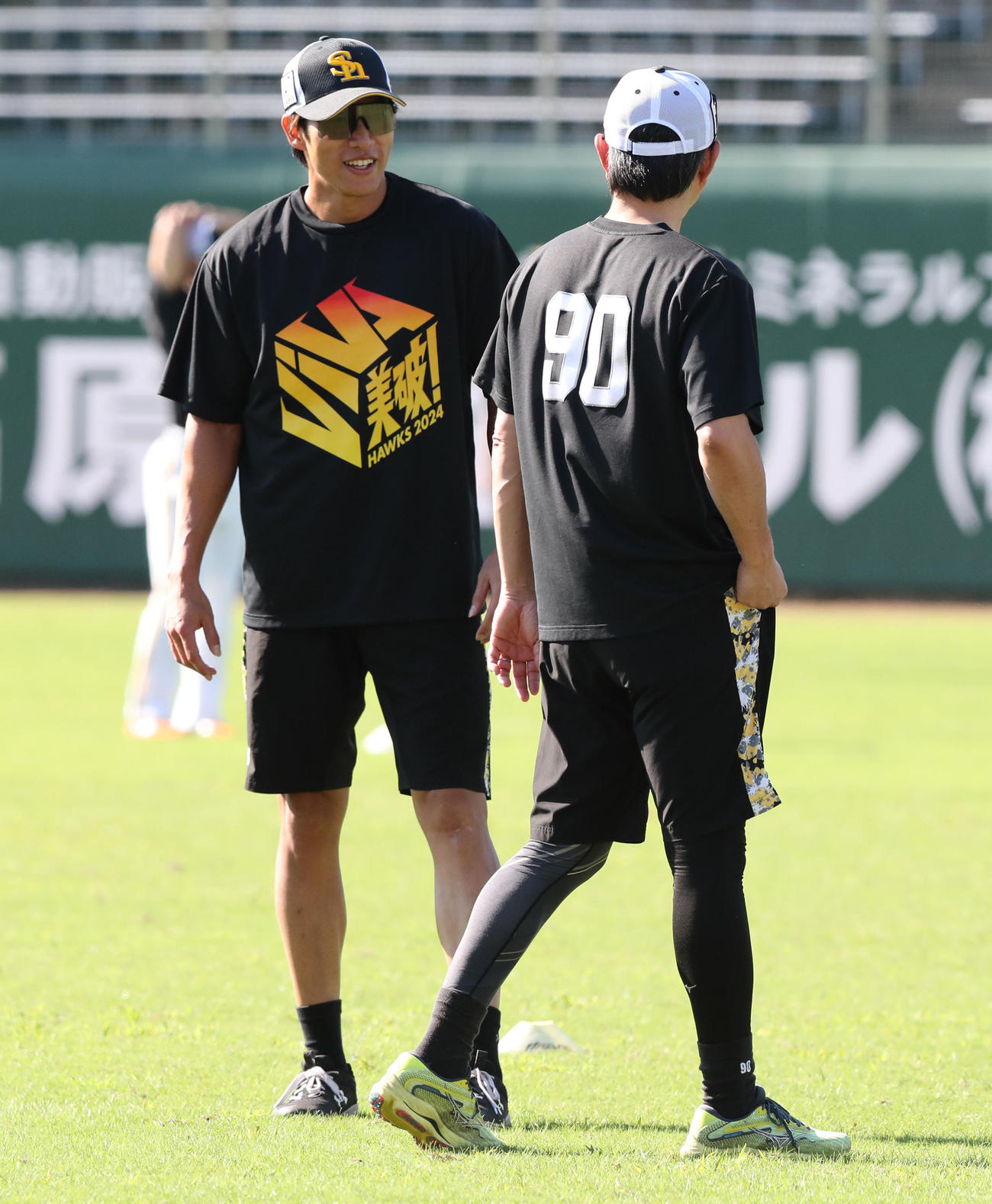 試合前、柳田と話をする小久保監督（撮影・梅根麻紀）