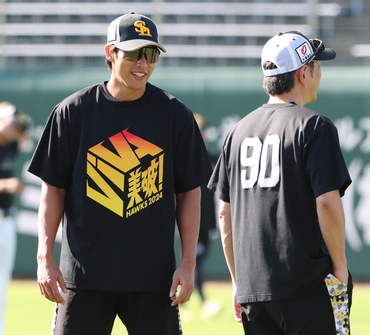 試合前、柳田と話をする小久保監督（撮影・梅根麻紀）
