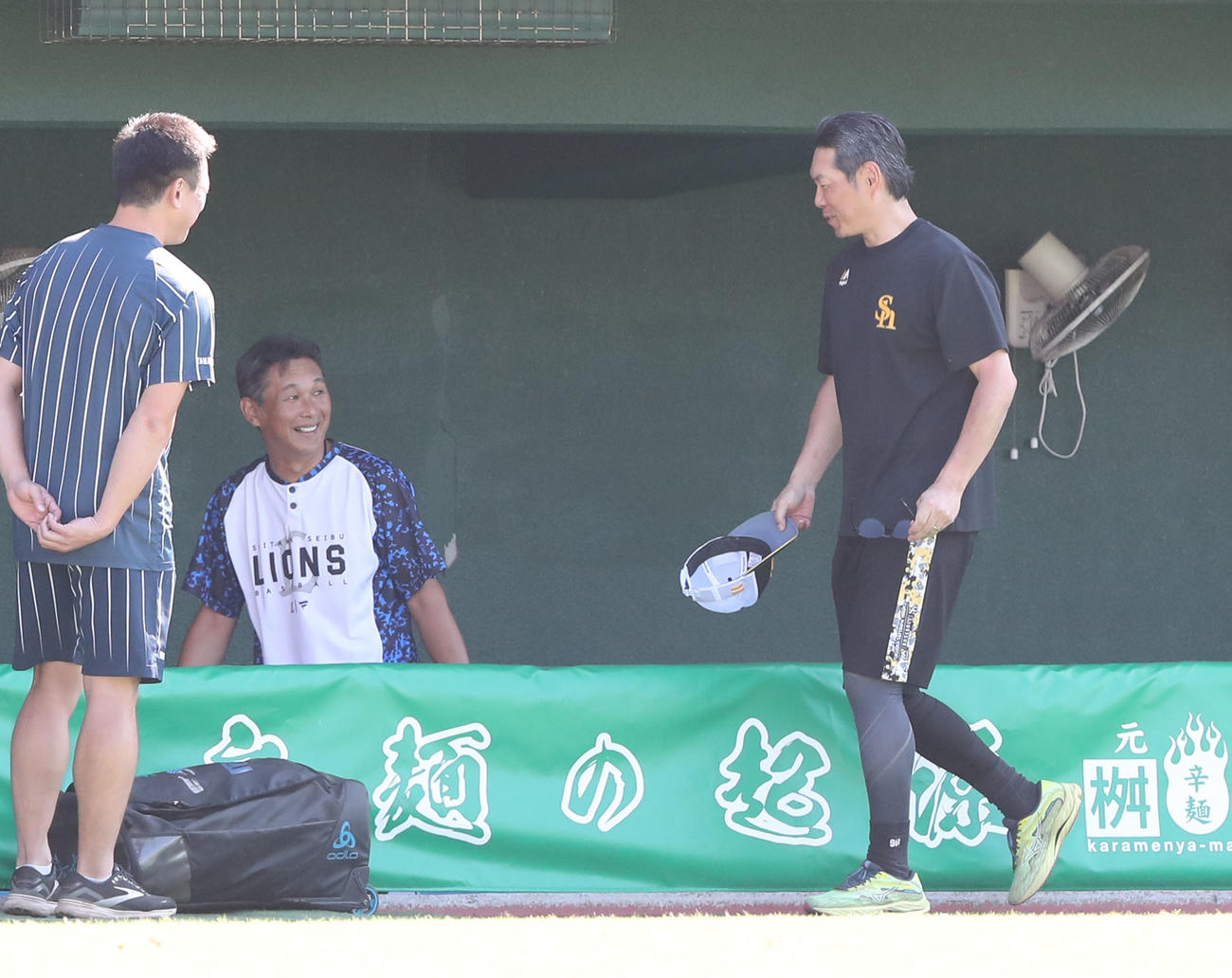 小久保監督と話をする西口監督（撮影・梅根麻紀）