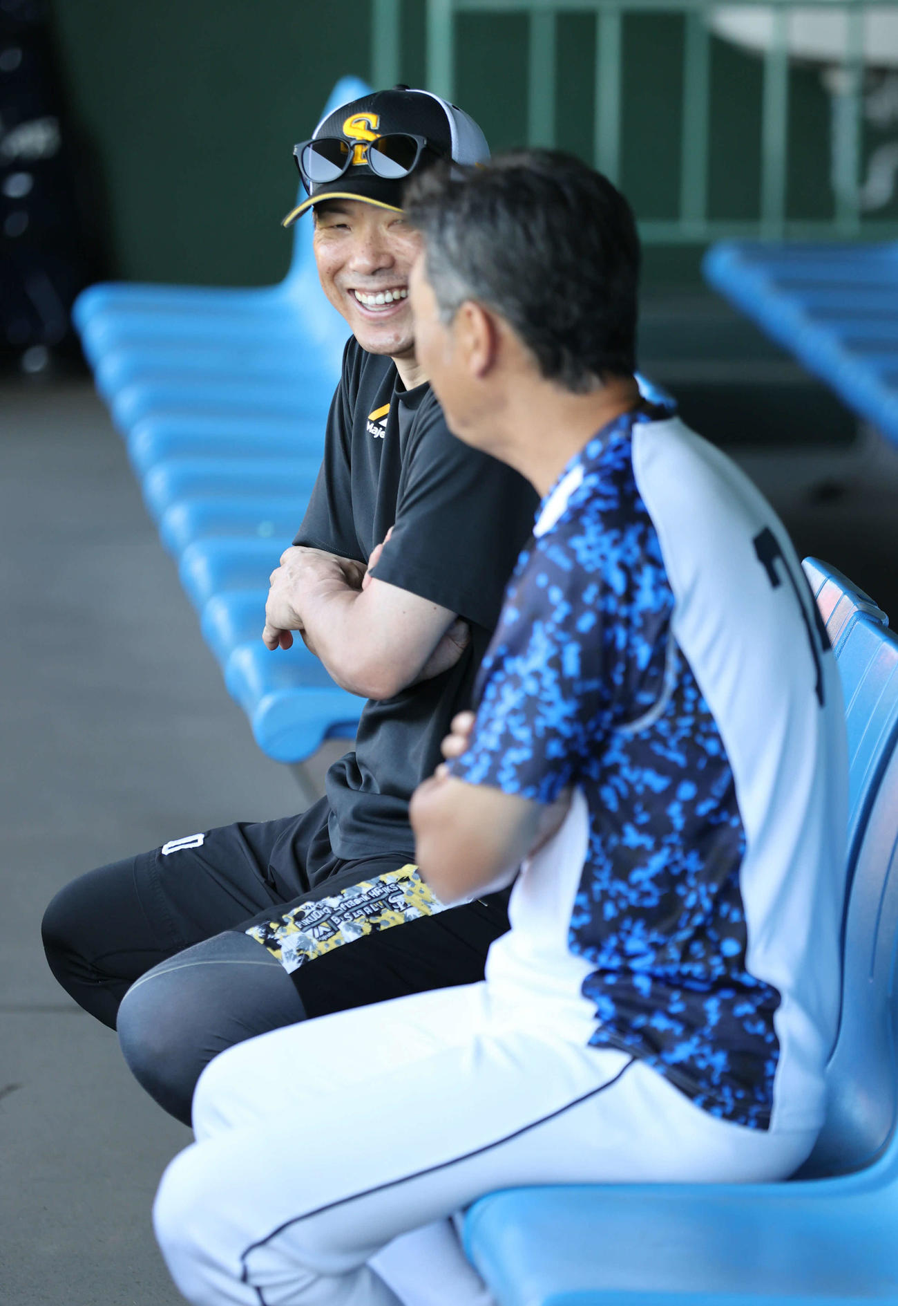 西武西口新監督（手前）と話をするソフトバンク小久保監督（撮影・梅根麻紀）