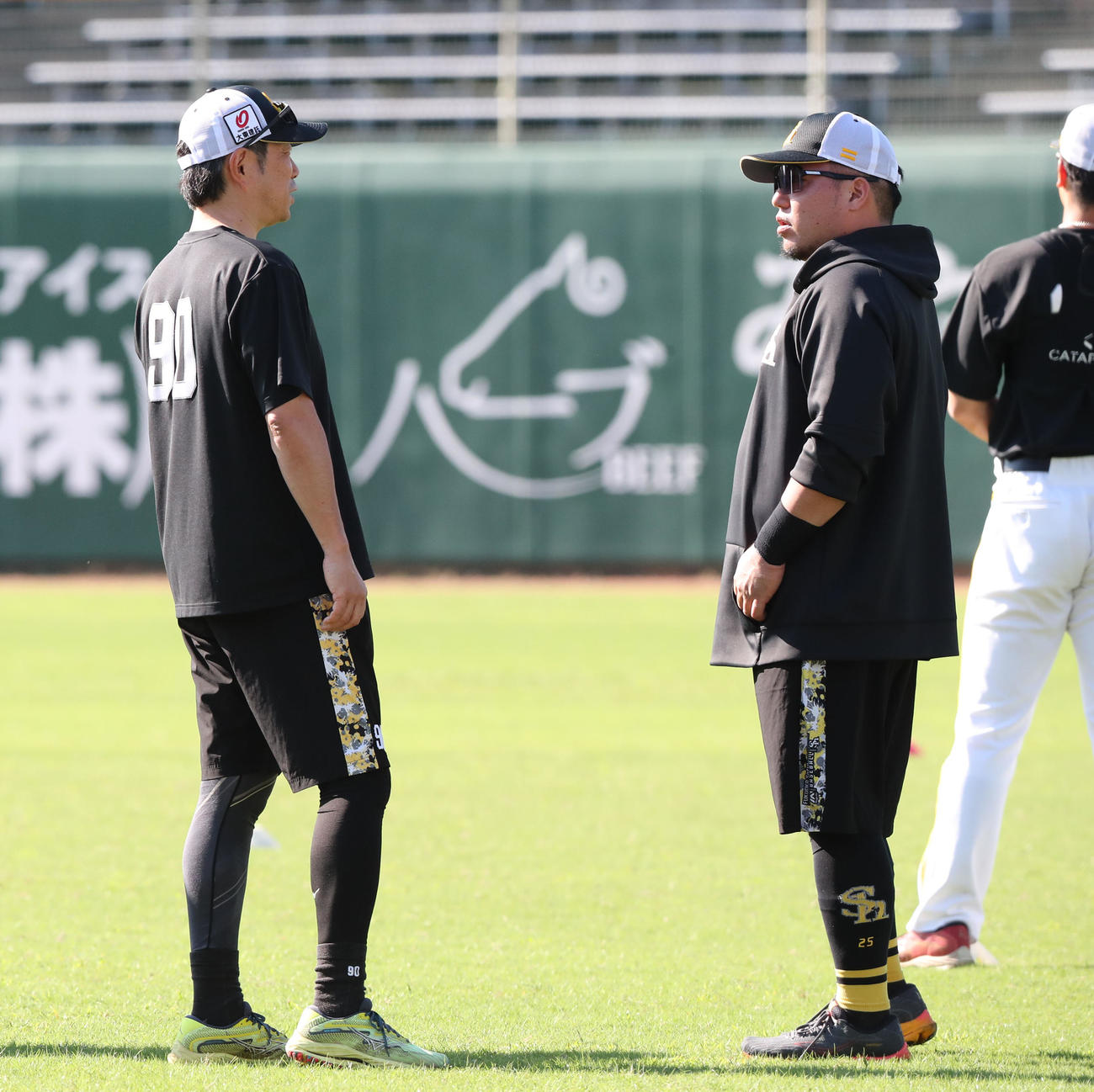 試合前、山川と話をする小久保監督（左）（撮影・梅根麻紀）