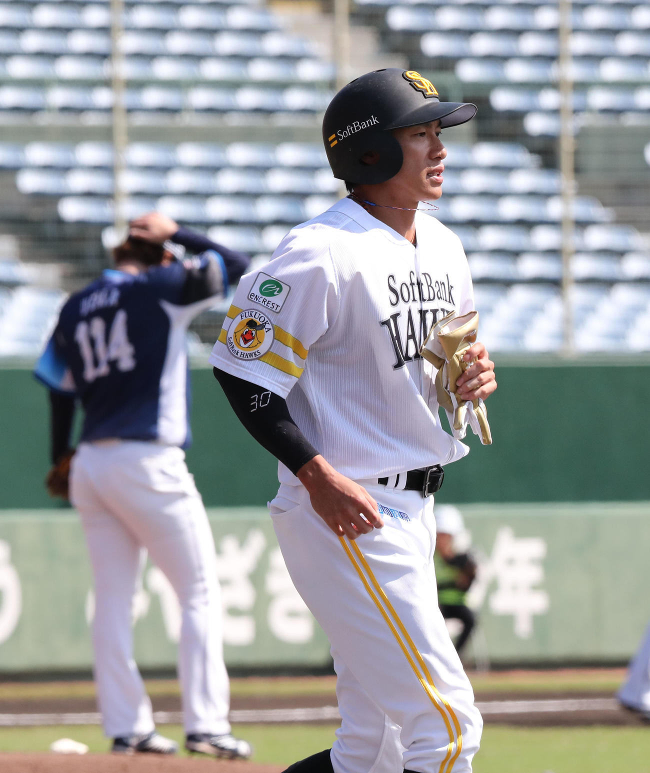 ソフトバンク対西武　1回裏ソフトバンク1死一塁、柳田は四球を選び一塁へ歩く（撮影・梅根麻紀）