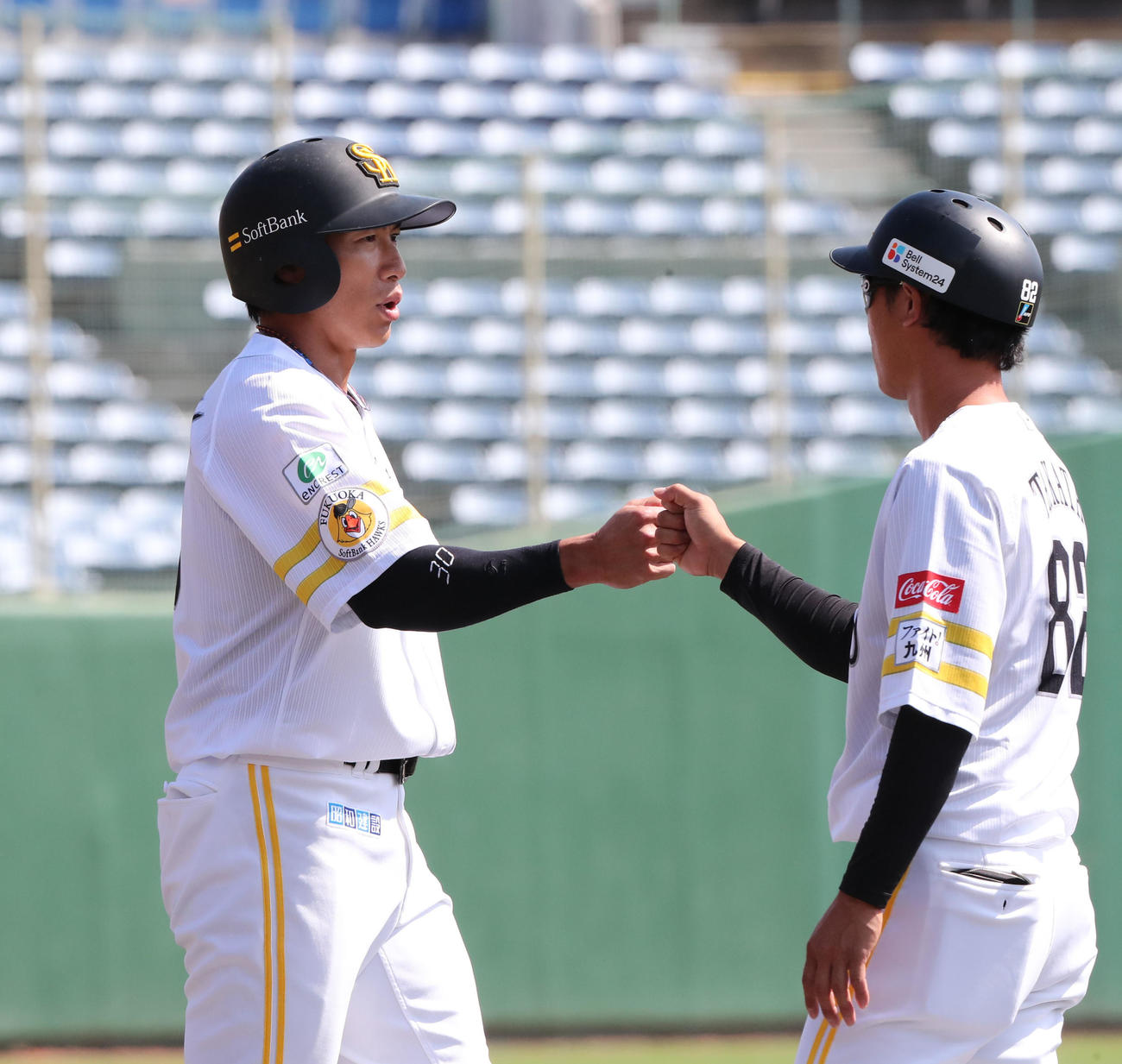 ソフトバンク対西武　1回裏ソフトバンク1死一塁、柳田は四球を選び一塁へ歩く（撮影・梅根麻紀）