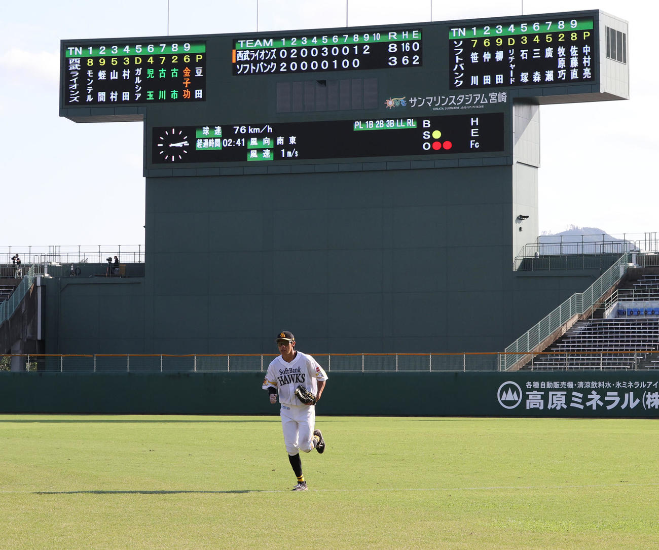 ソフトバンク対西武　試合を終え、守備位置から引きあげる右翼手の柳田（撮影・梅根麻紀）