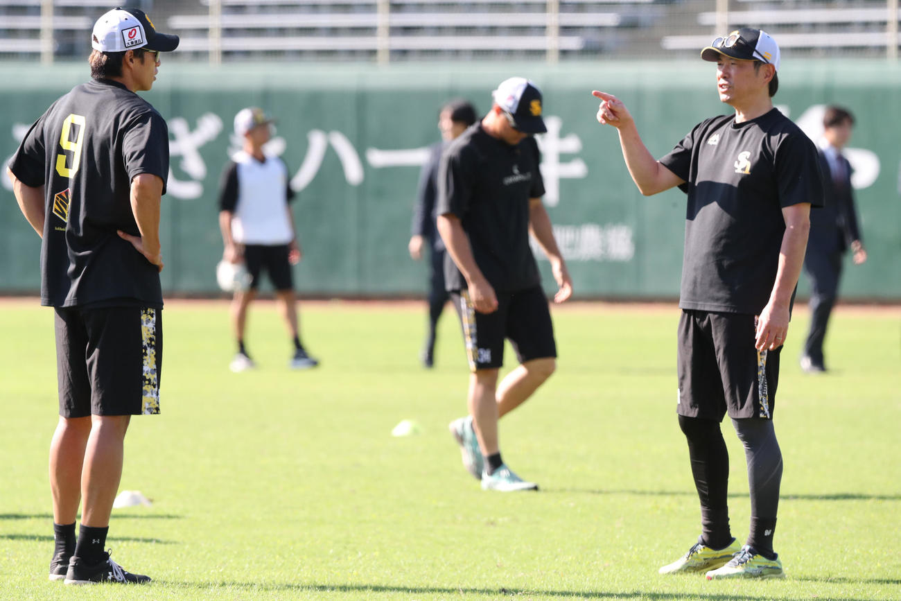 試合前、柳田と話をする小久保監督（右）（撮影・梅根麻紀）