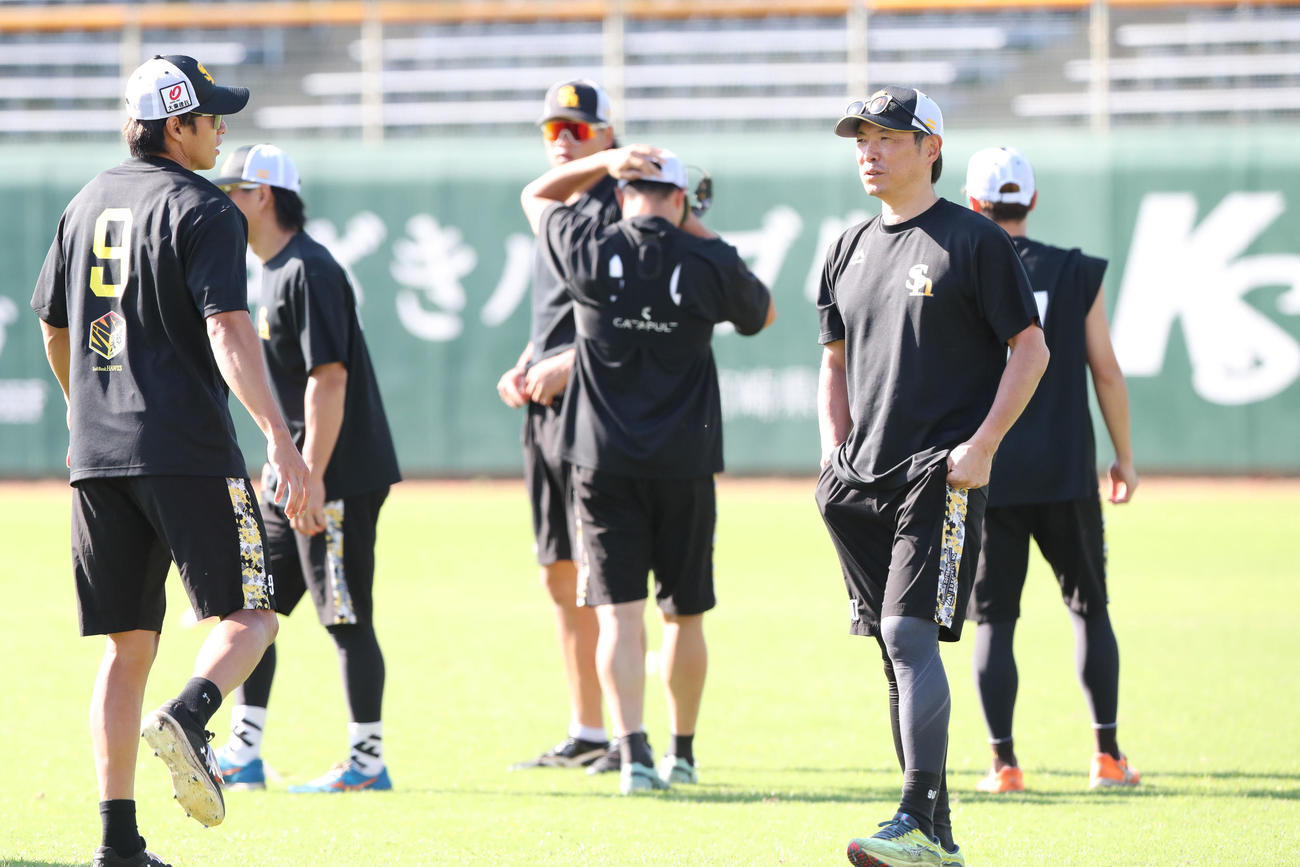 試合前、柳田と話をする小久保監督（右）（撮影・梅根麻紀）