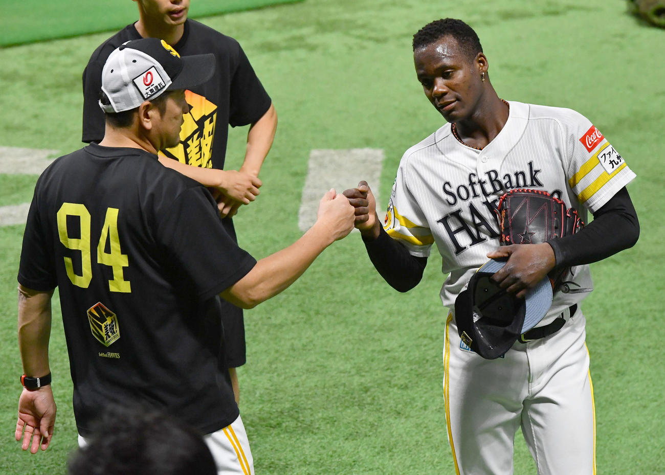 ライブBPを終え、倉野コーチ（左）とグータッチを交わすモイネロ（撮影・岩下翔太）