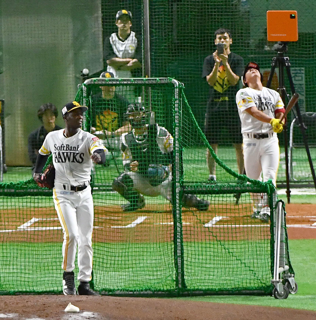 ライブBPで桑原（右）を打ち取るモイネロ（撮影・岩下翔太）