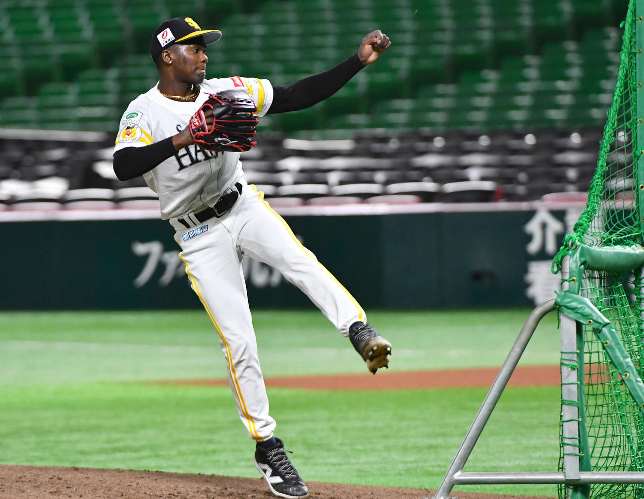 ライブBPで投げ込むモイネロ（撮影・岩下翔太）