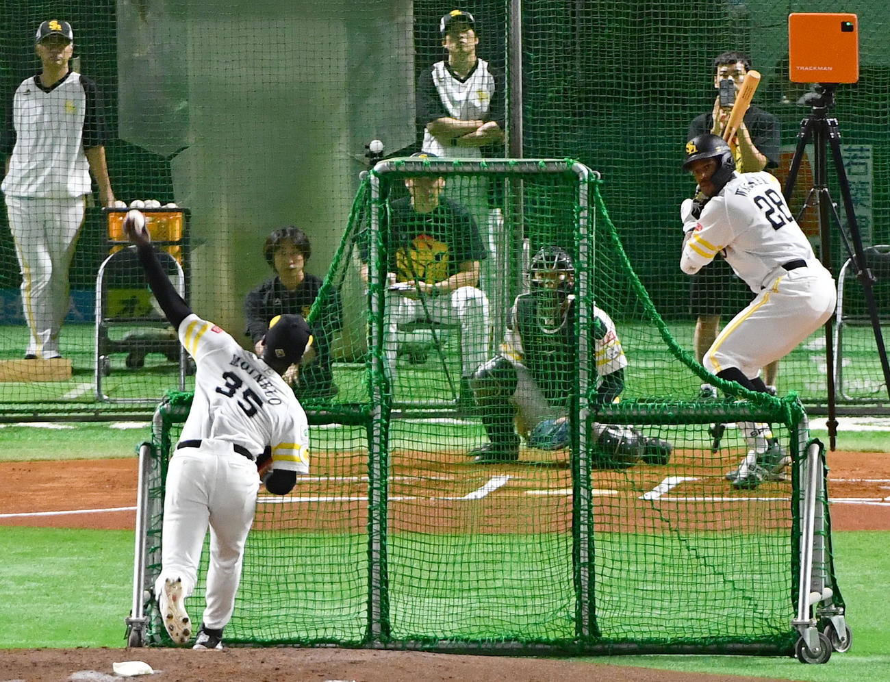 ライブBPでウォーカー（右）を相手に投げるモイネロ（撮影・岩下翔太）