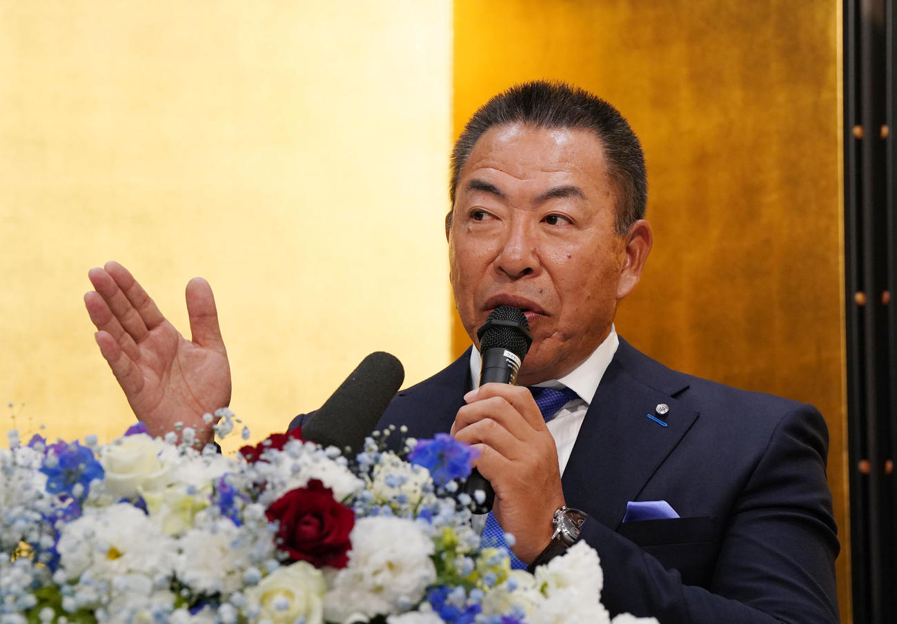 1軍監督就任を受諾し会見する井上監督（撮影・森本幸一）