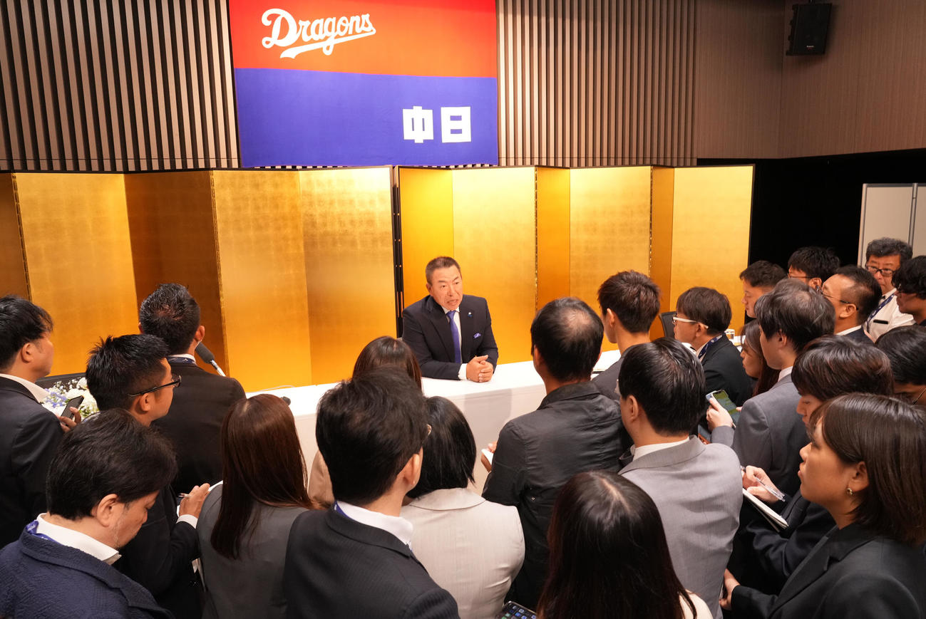 1軍監督就任会見後、報道陣に囲まれる井上監督（撮影・森本幸一）