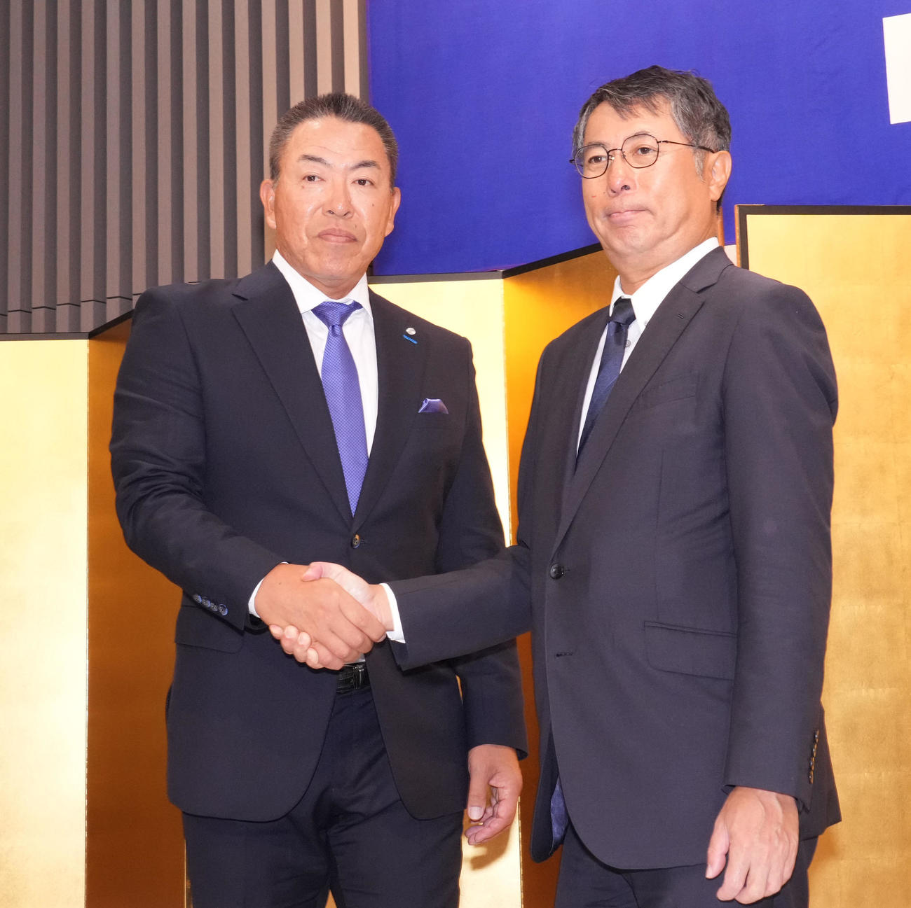 1軍監督就任を受諾し大島オーナーと握手を交わす井上監督（左）（撮影・森本幸一）