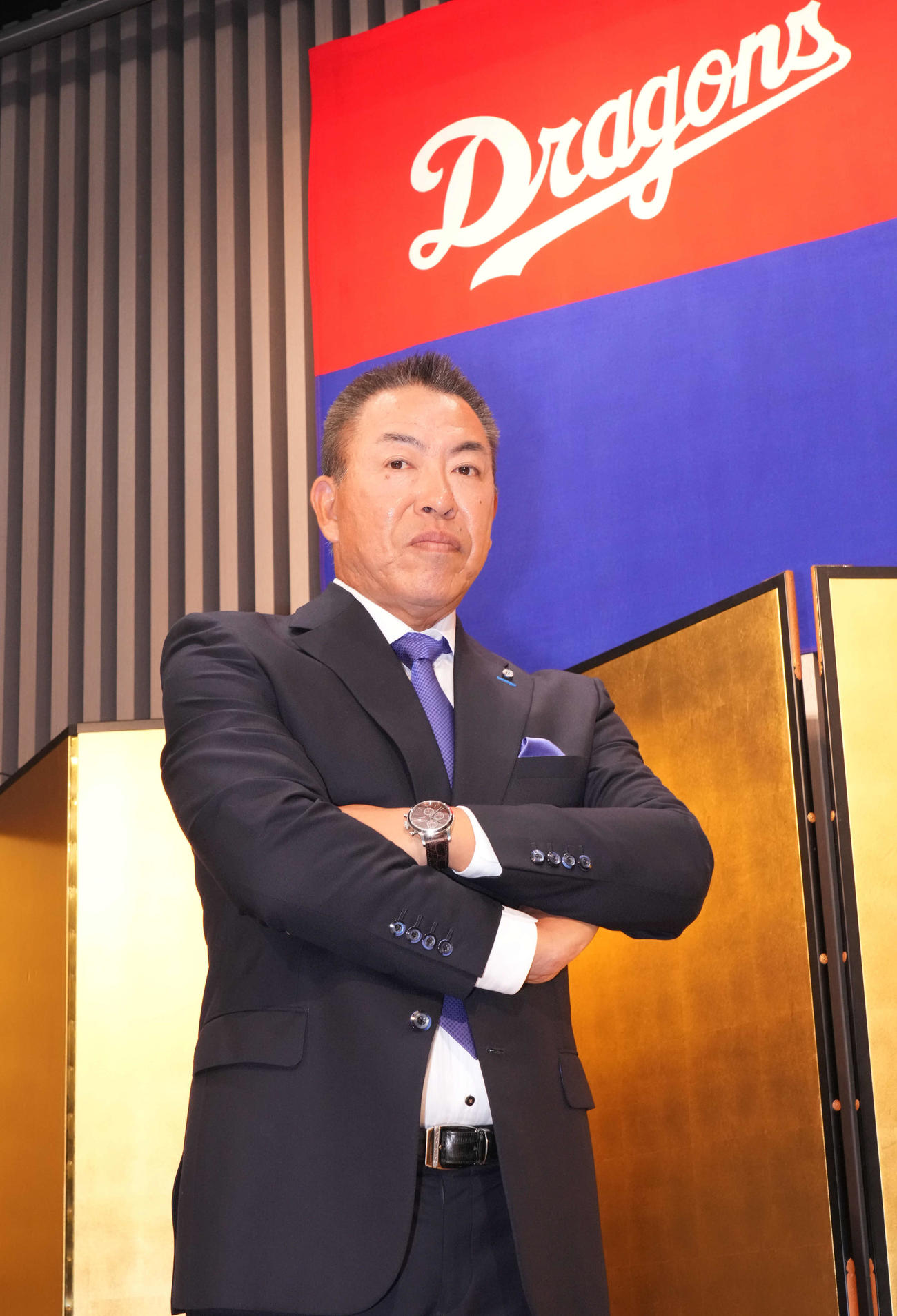 1軍監督就任を受諾し会見後、ポーズを決める中日井上新監督（撮影・森本幸一）