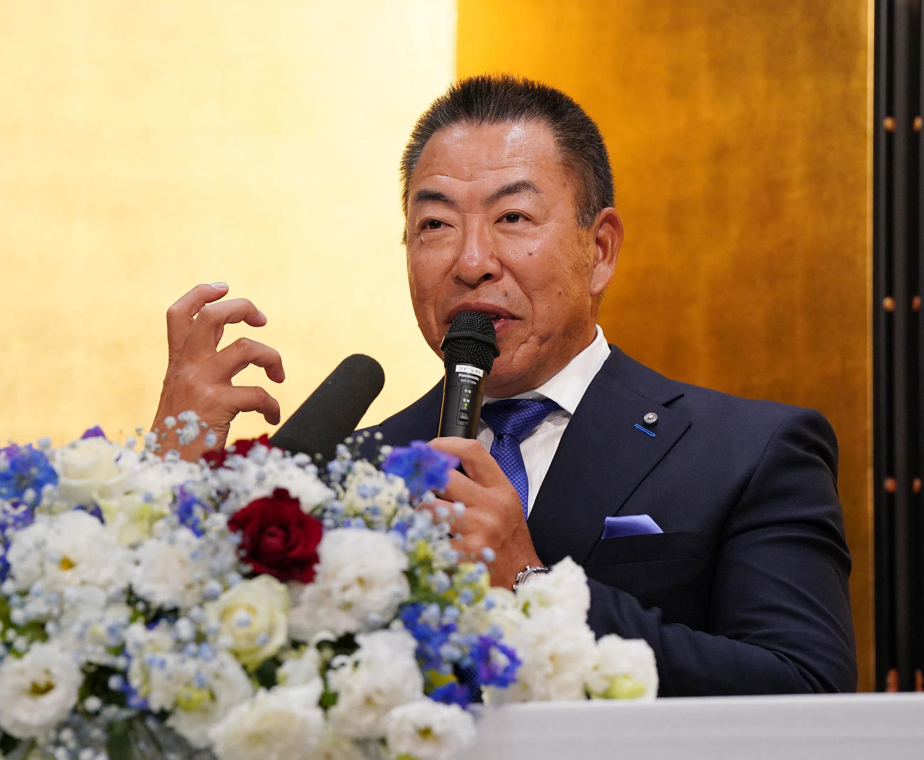 1軍監督就任を受諾し会見する井上監督（撮影・森本幸一）