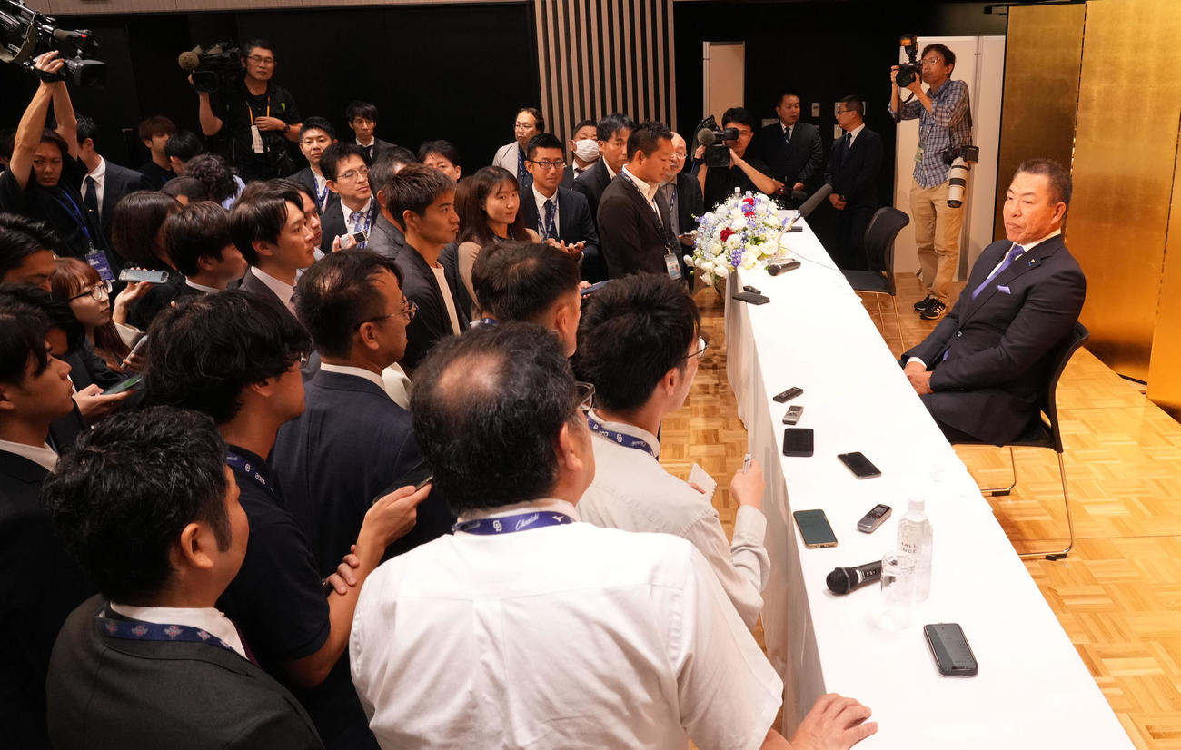 1軍監督就任会見後、報道陣に囲まれる井上監督（右）（撮影・森本幸一）