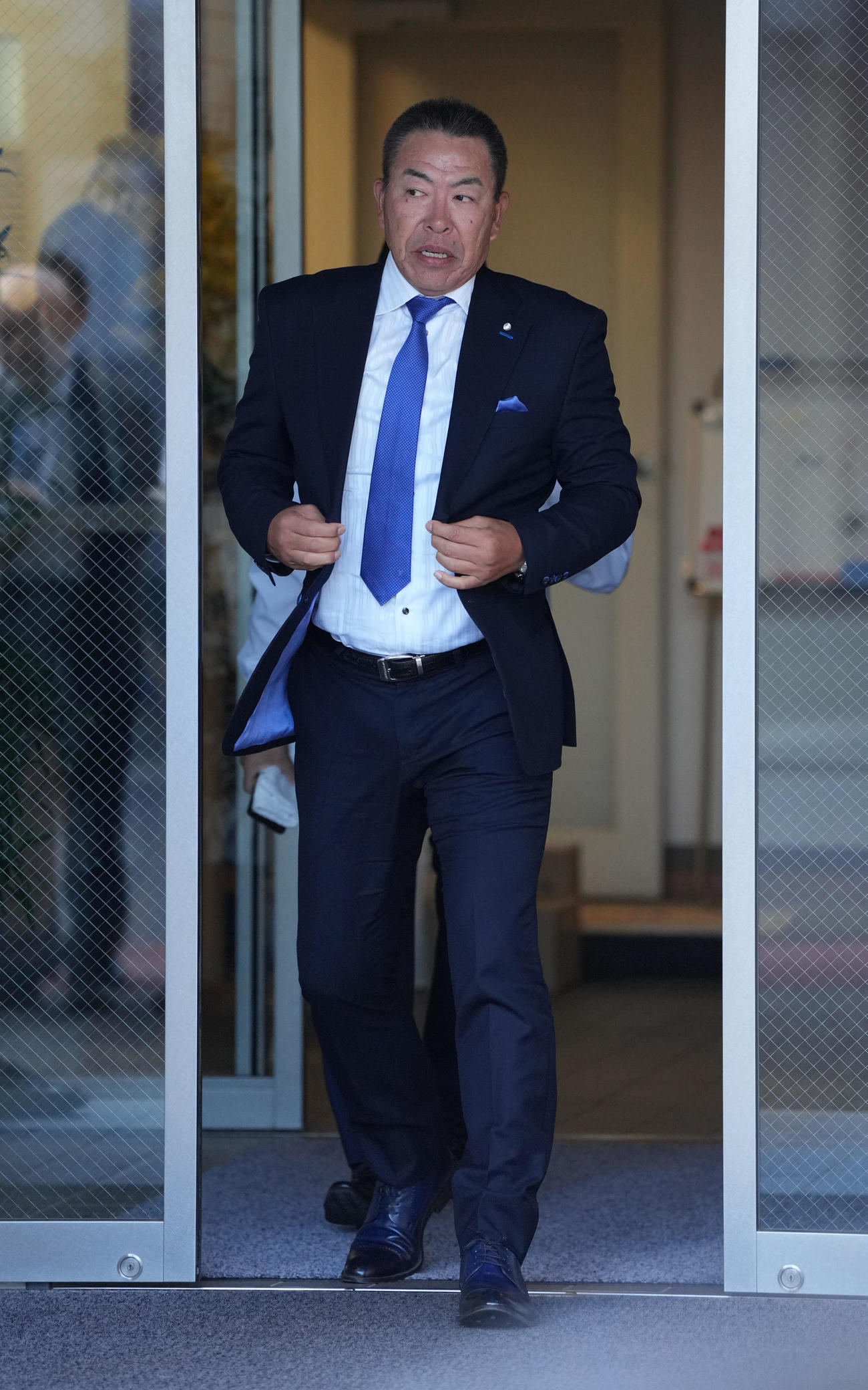 スカウト会議を終え合宿所を出る井上監督（撮影・森本幸一）